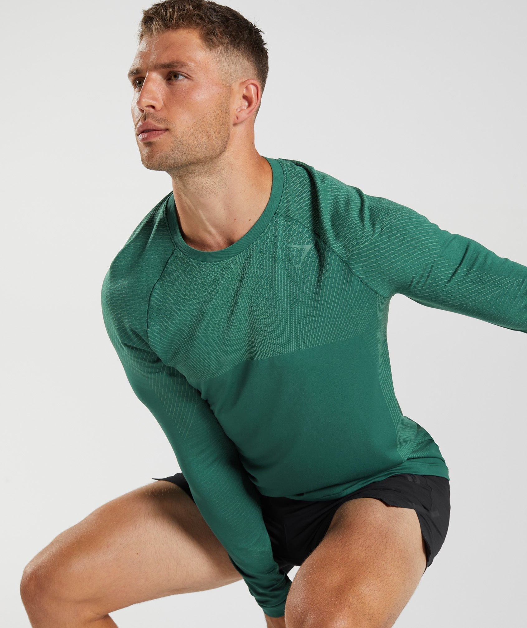 gymshark-apex-seamless-long-sleeve-t-shirt-woodland-green-hoya-green-aw22