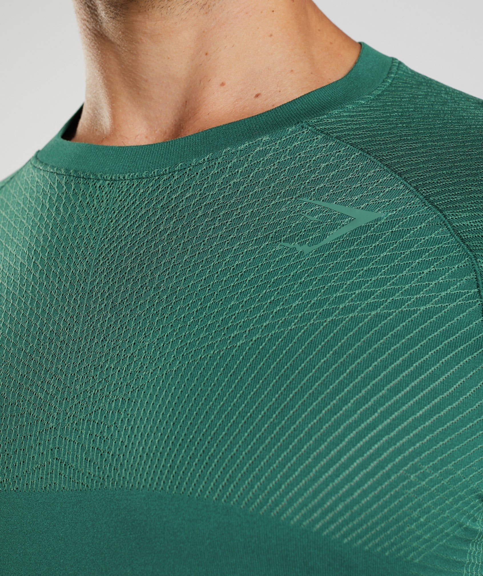 gymshark-apex-seamless-long-sleeve-t-shirt-woodland-green-hoya-green-aw22