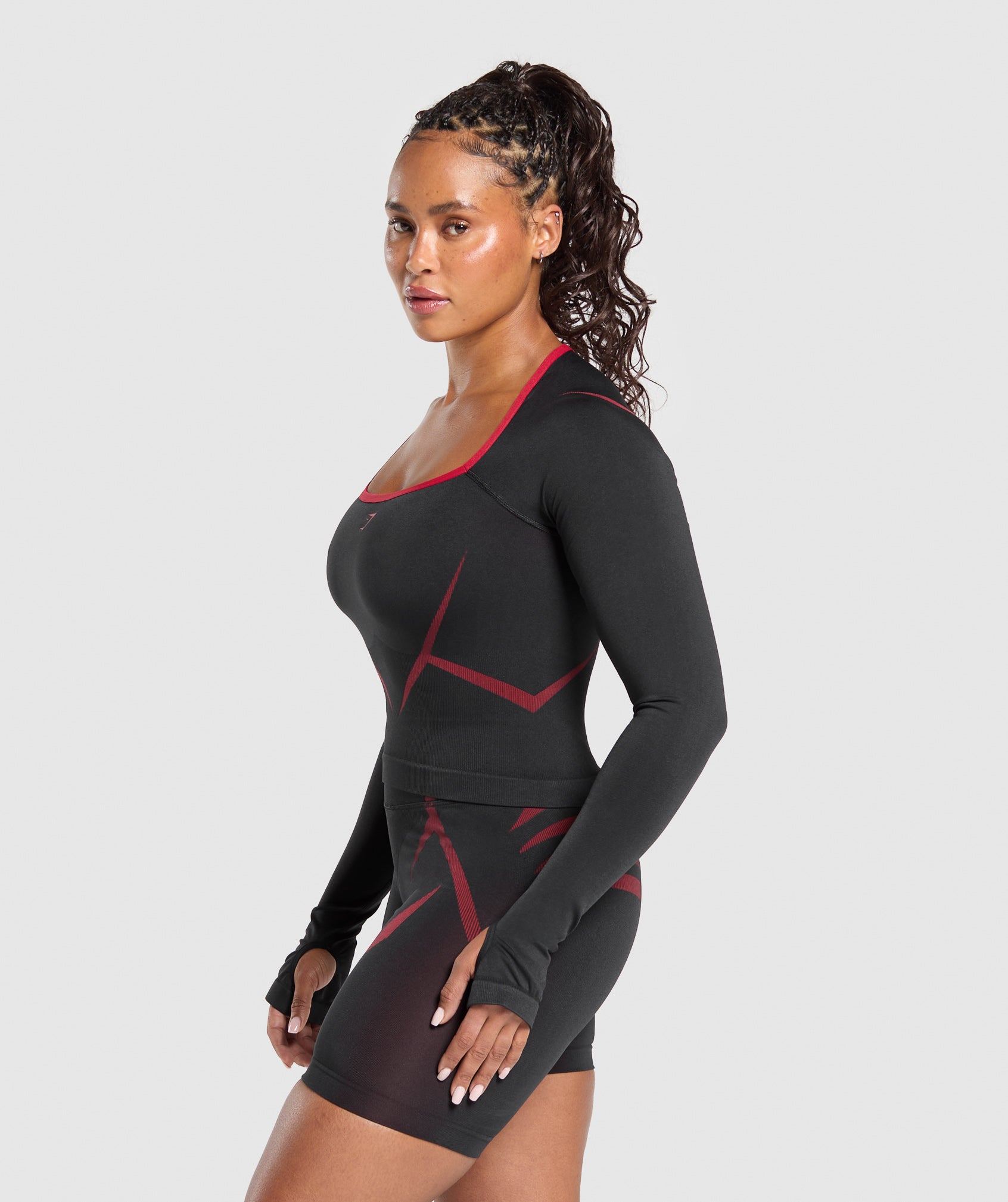 gymshark-apex-lift-seamless-long-sleeve-crop-top-black-carmine-red-ss25