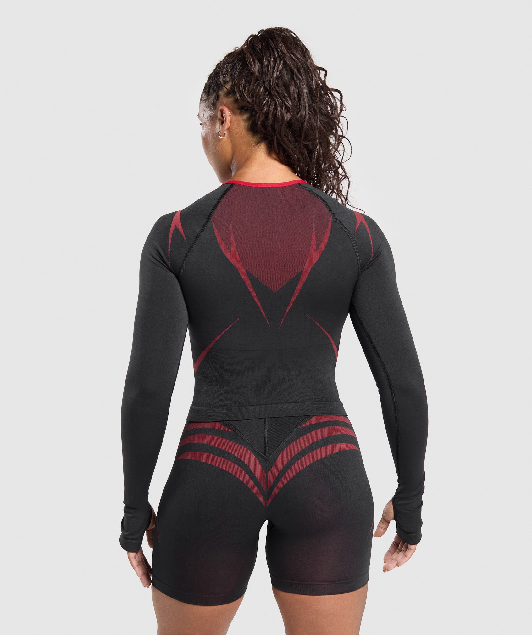 gymshark-apex-lift-seamless-long-sleeve-crop-top-black-carmine-red-ss25