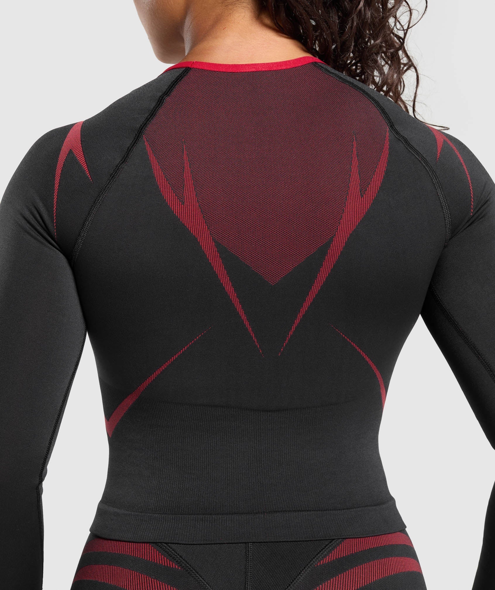 gymshark-apex-lift-seamless-long-sleeve-crop-top-black-carmine-red-ss25