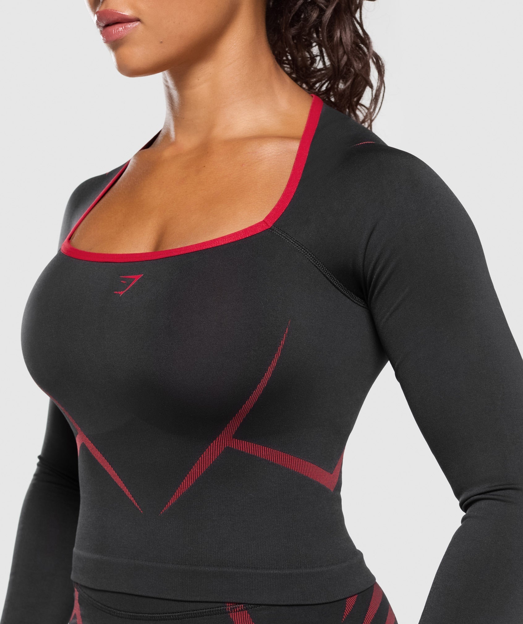 gymshark-apex-lift-seamless-long-sleeve-crop-top-black-carmine-red-ss25