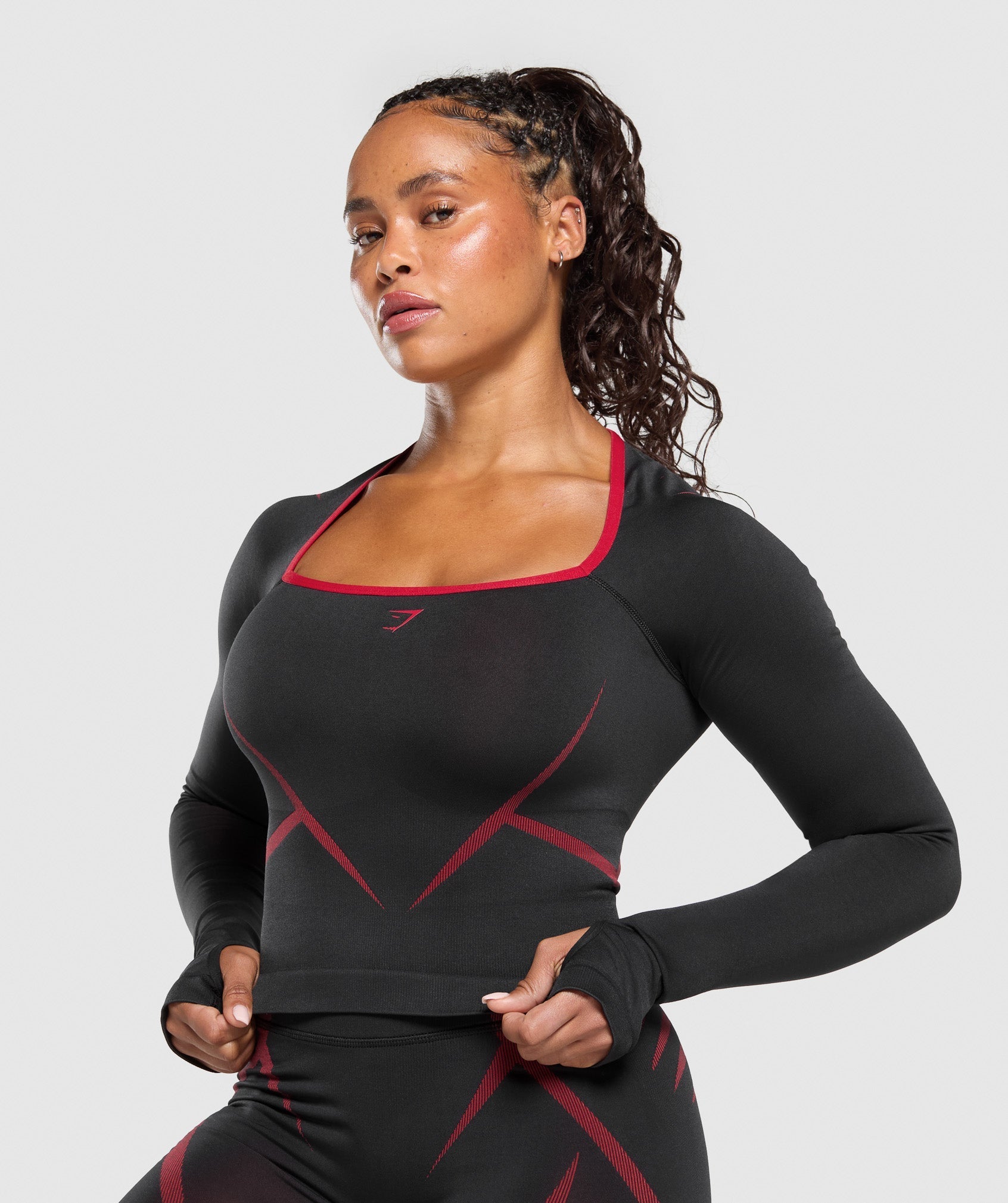 gymshark-apex-lift-seamless-long-sleeve-crop-top-black-carmine-red-ss25