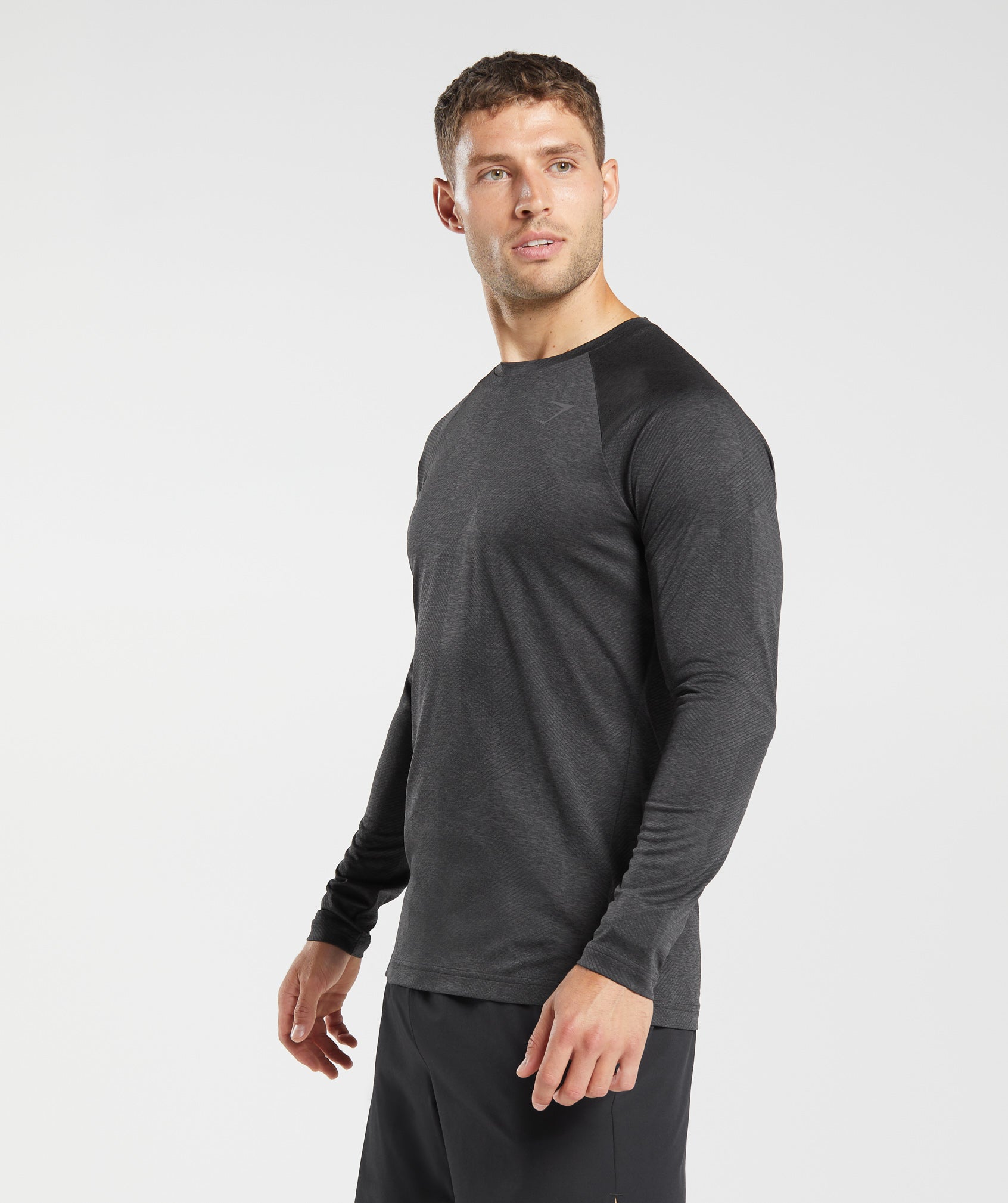 gymshark-apex-long-sleeve-t-shirt-black-onyx-grey-aw23