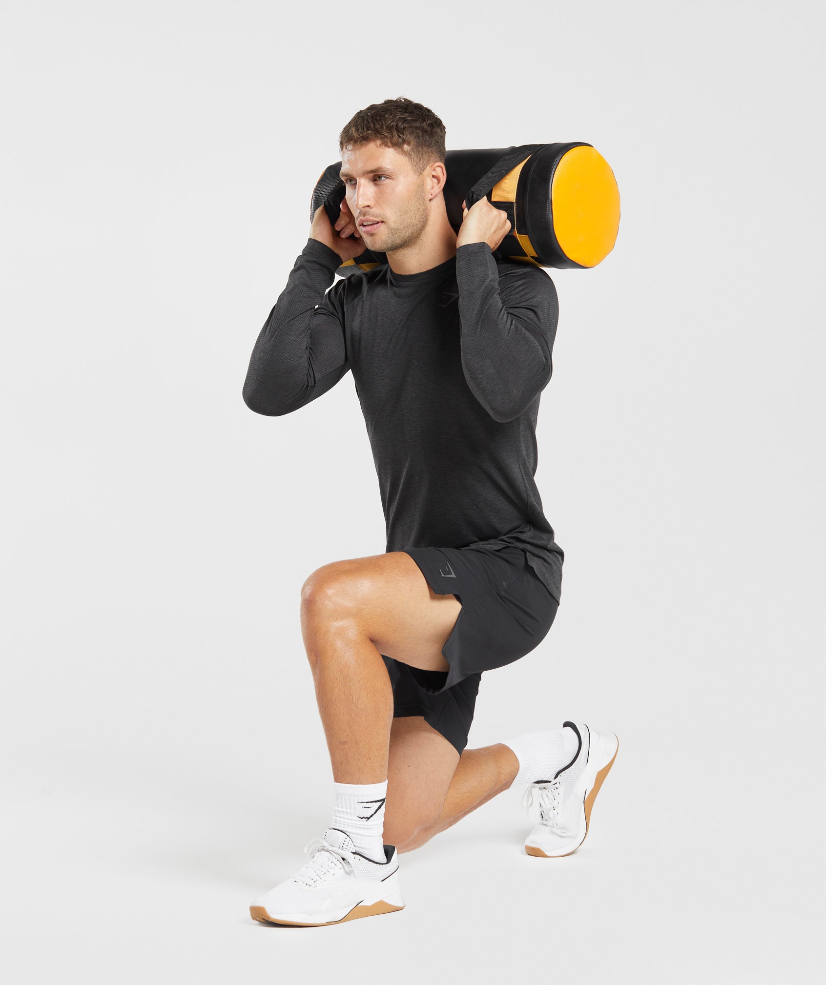 gymshark-apex-long-sleeve-t-shirt-black-onyx-grey-aw23