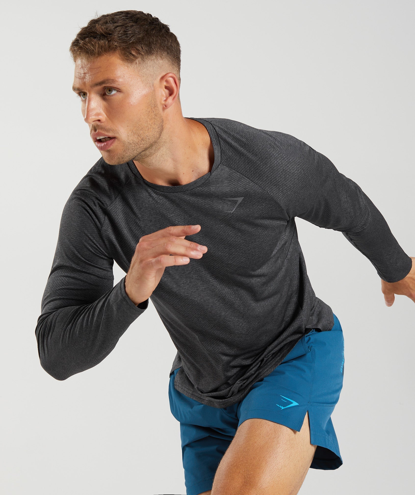 gymshark-apex-long-sleeve-t-shirt-black-silhouette-grey-aw22