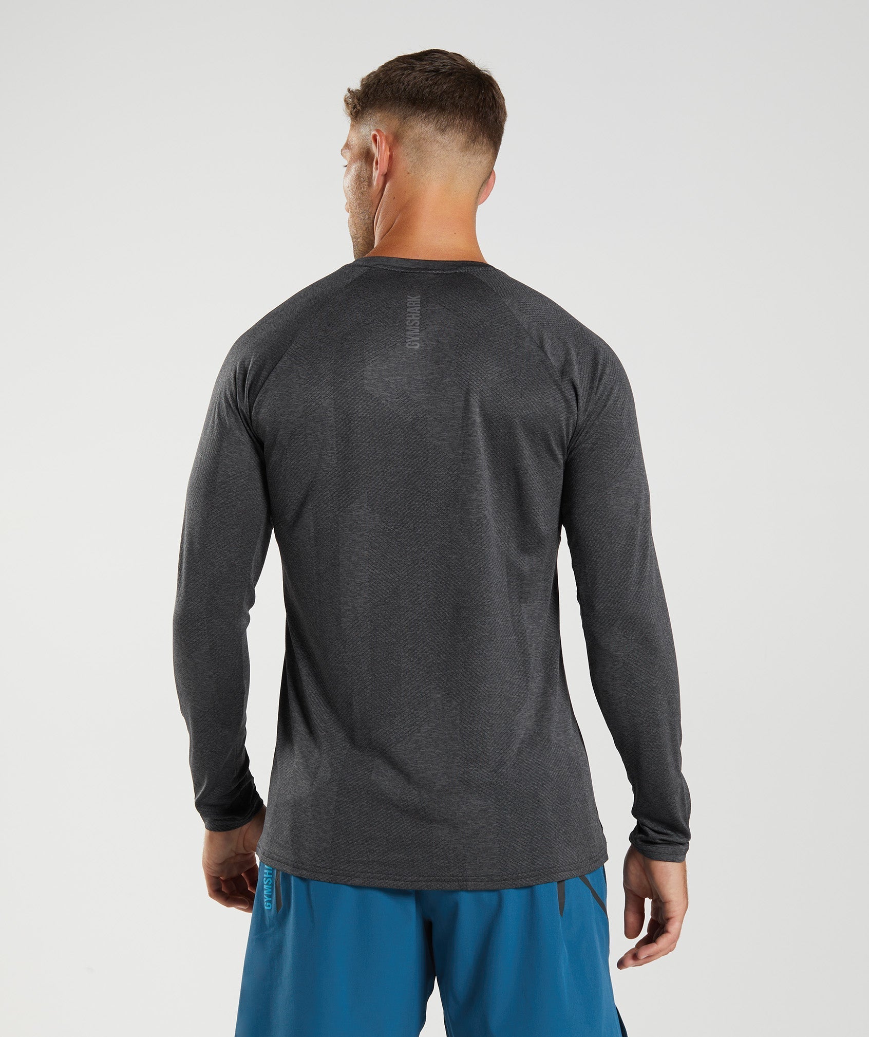 gymshark-apex-long-sleeve-t-shirt-black-silhouette-grey-aw22