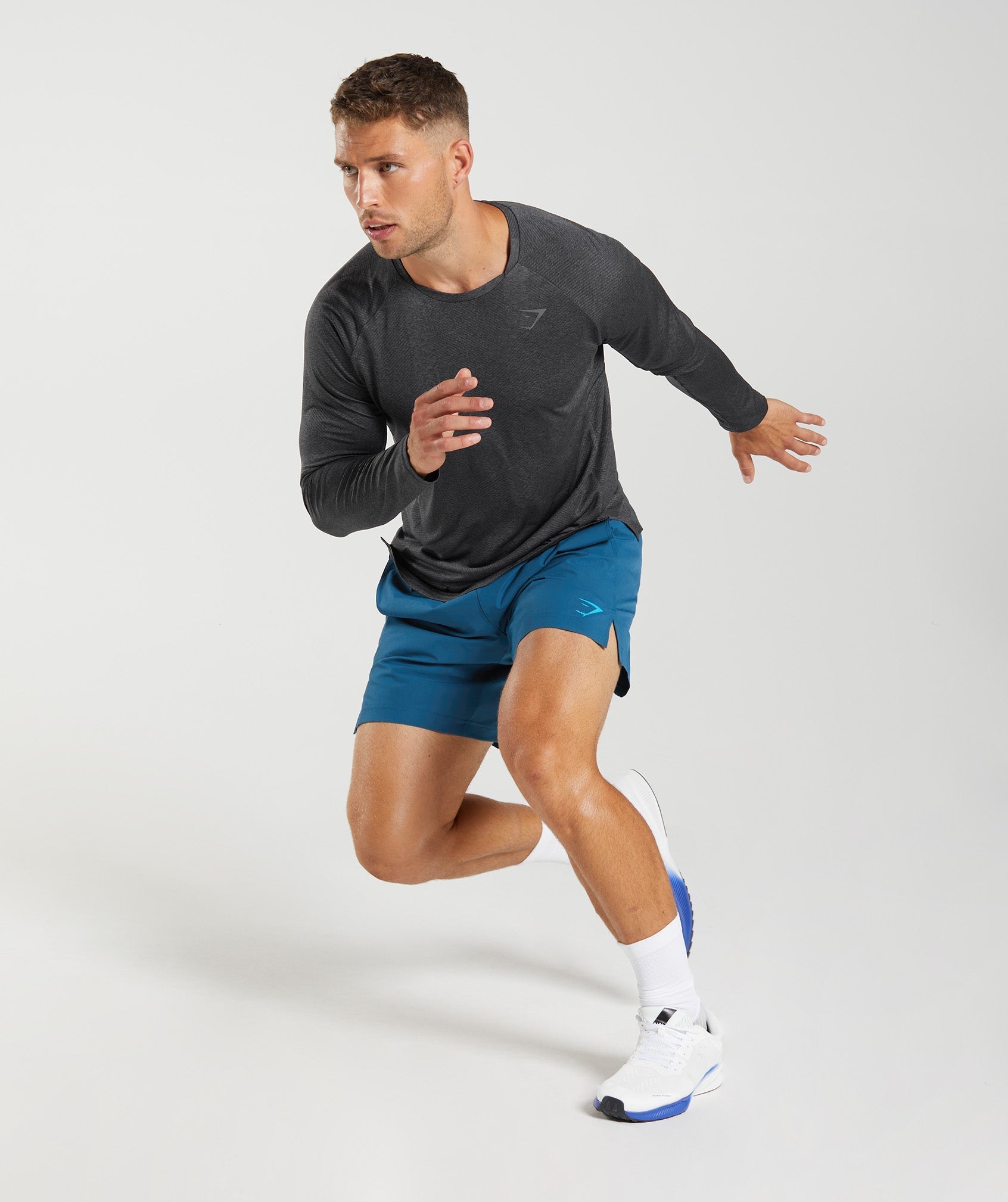 gymshark-apex-long-sleeve-t-shirt-black-silhouette-grey-aw22
