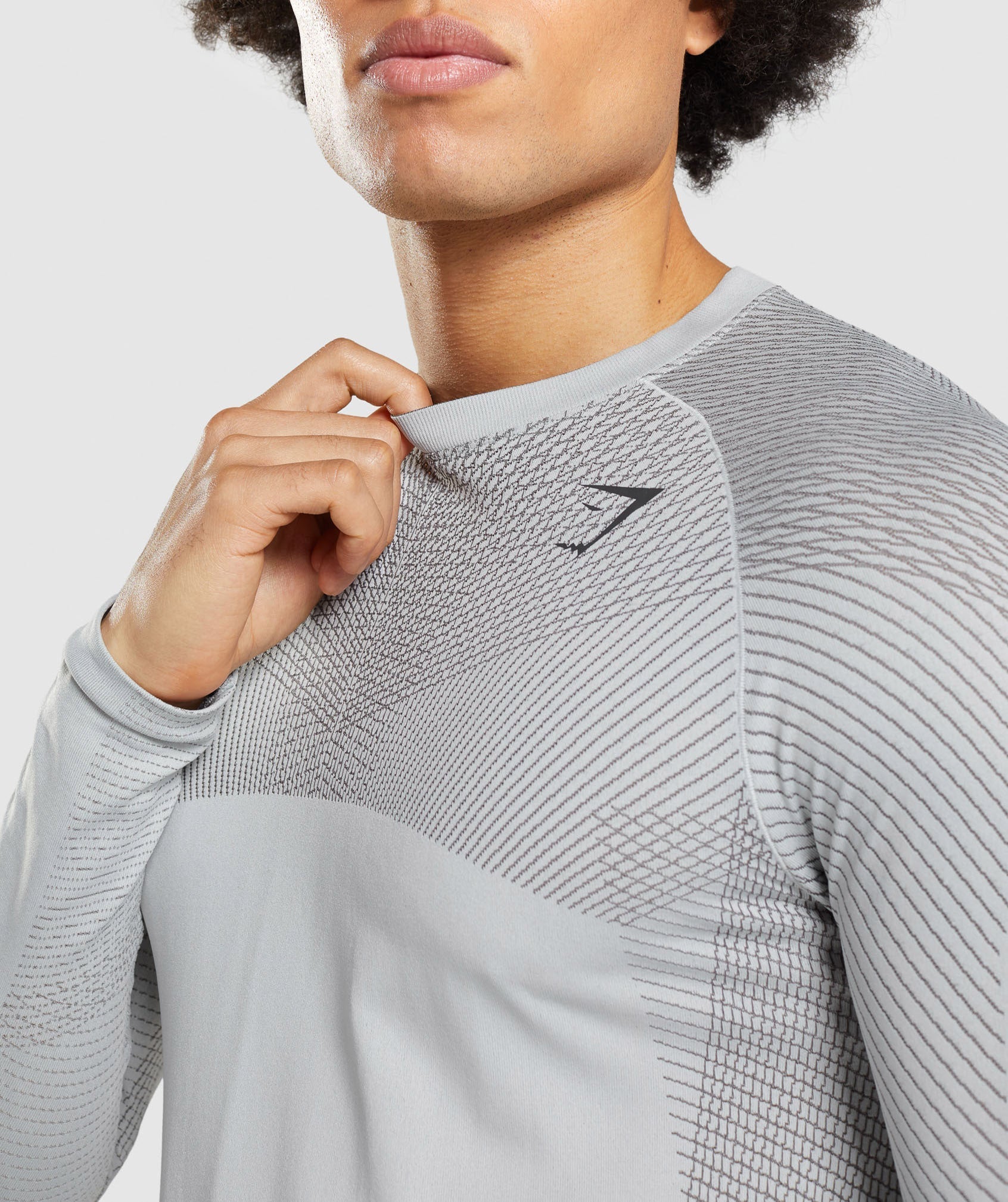 gymshark-apex-seamless-long-sleeve-t-shirt-light-grey-onyx-grey-ss22