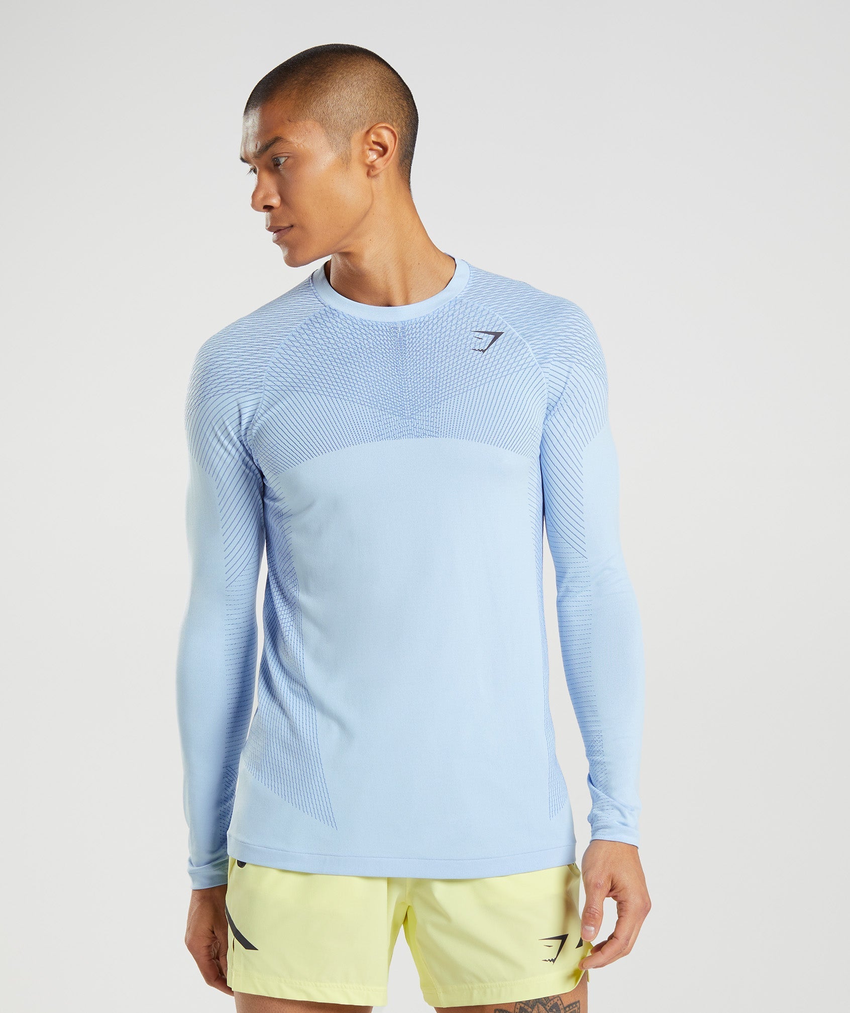 gymshark-apex-seamless-long-sleeve-t-shirt-linen-blue-court-blue-ss22