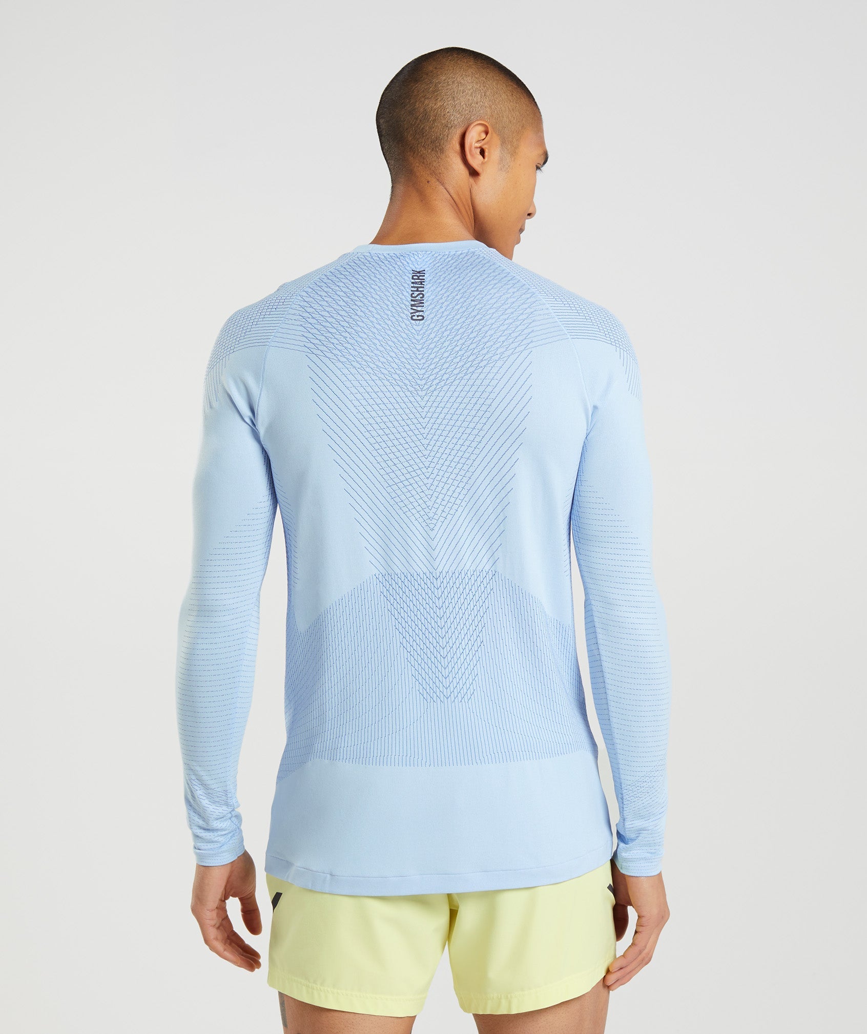 gymshark-apex-seamless-long-sleeve-t-shirt-linen-blue-court-blue-ss22