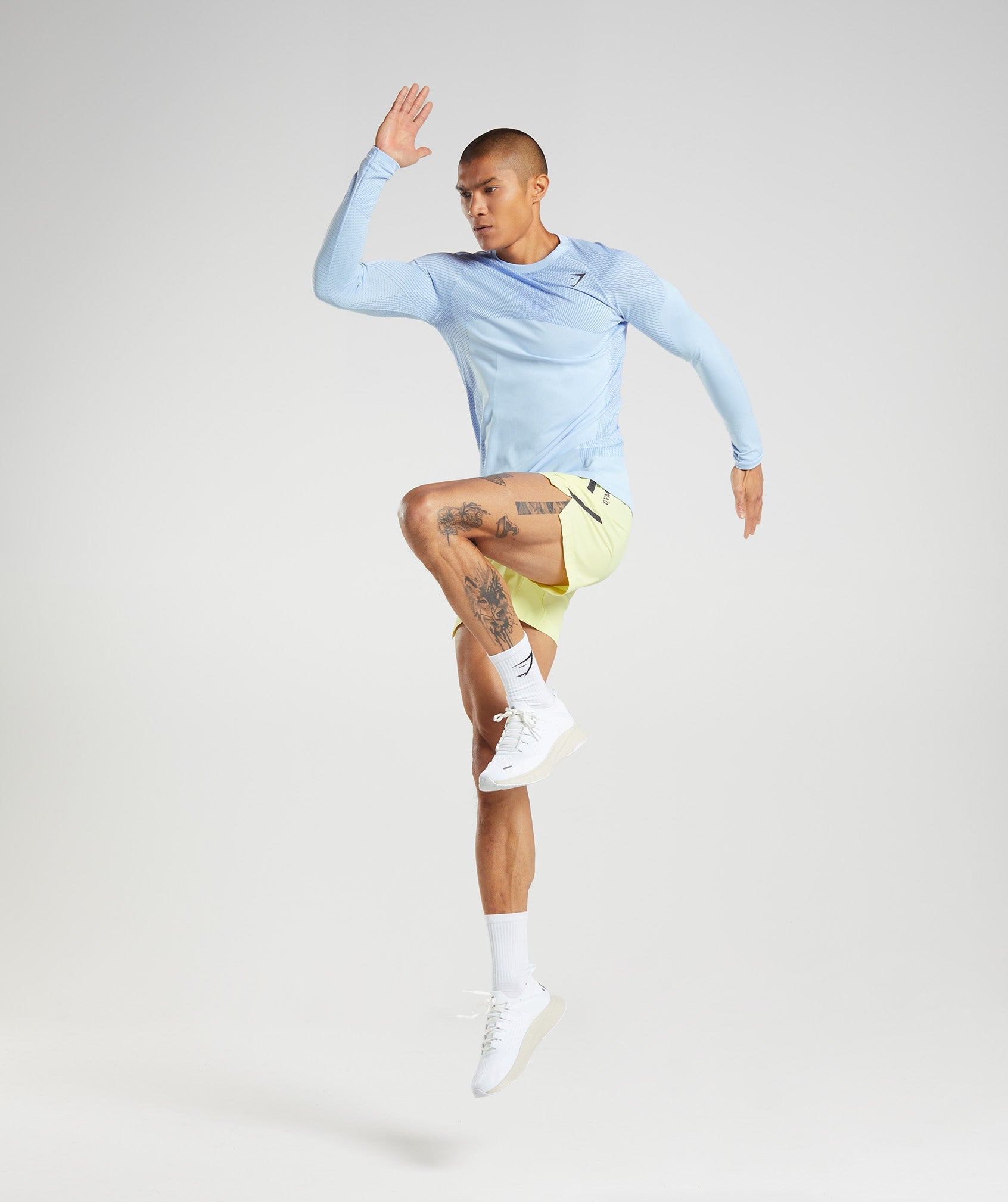 gymshark-apex-seamless-long-sleeve-t-shirt-linen-blue-court-blue-ss22