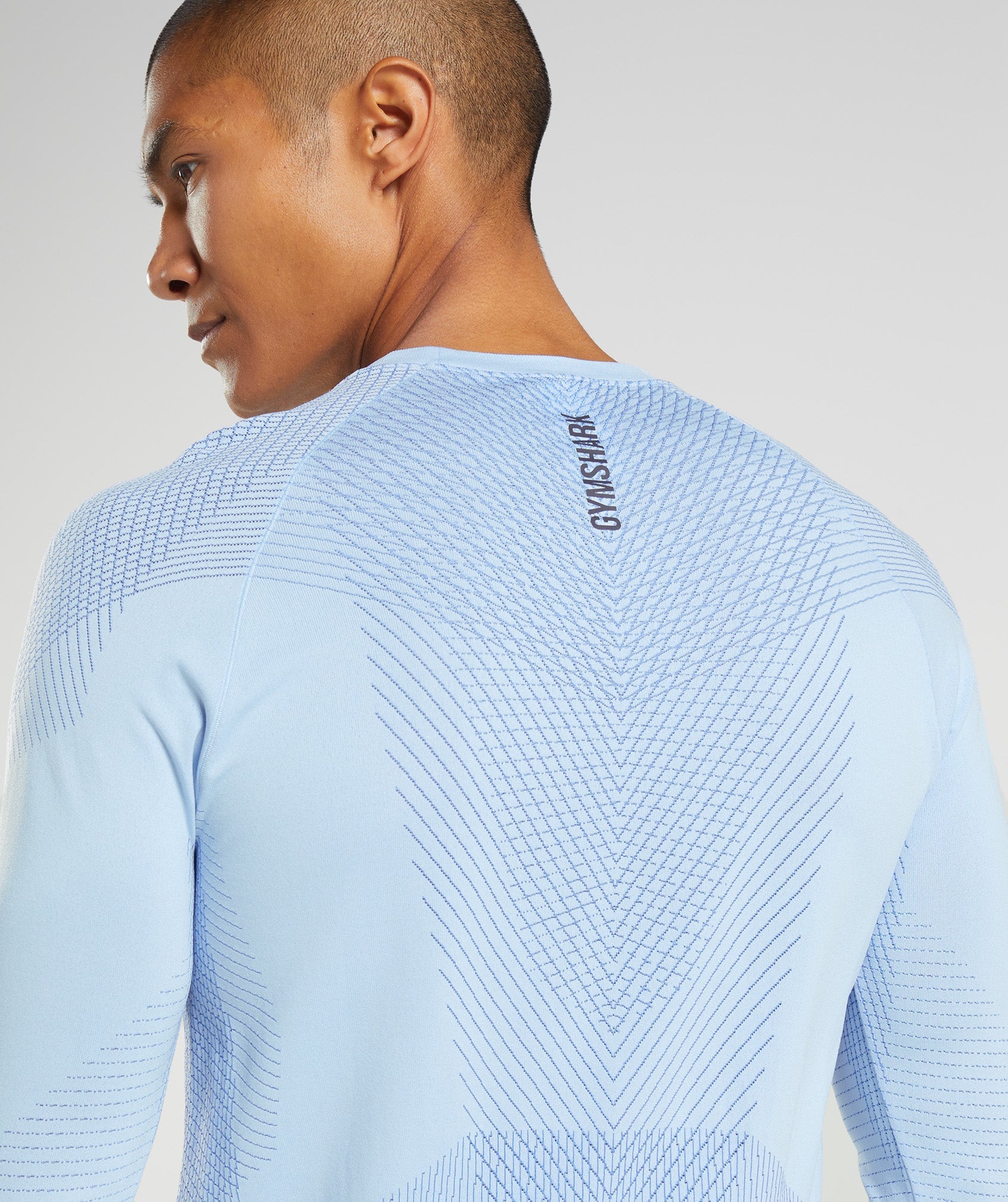 gymshark-apex-seamless-long-sleeve-t-shirt-linen-blue-court-blue-ss22