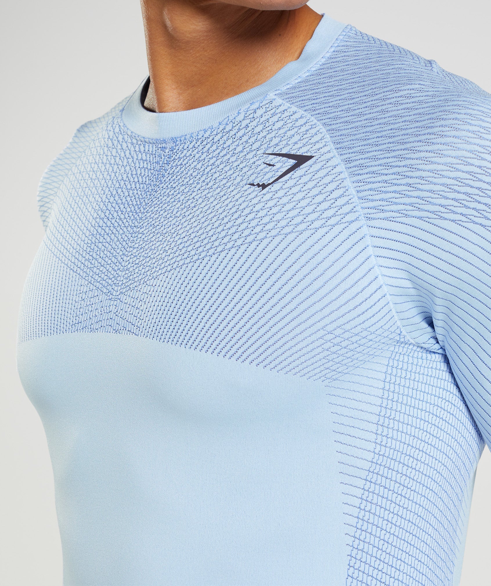 gymshark-apex-seamless-long-sleeve-t-shirt-linen-blue-court-blue-ss22