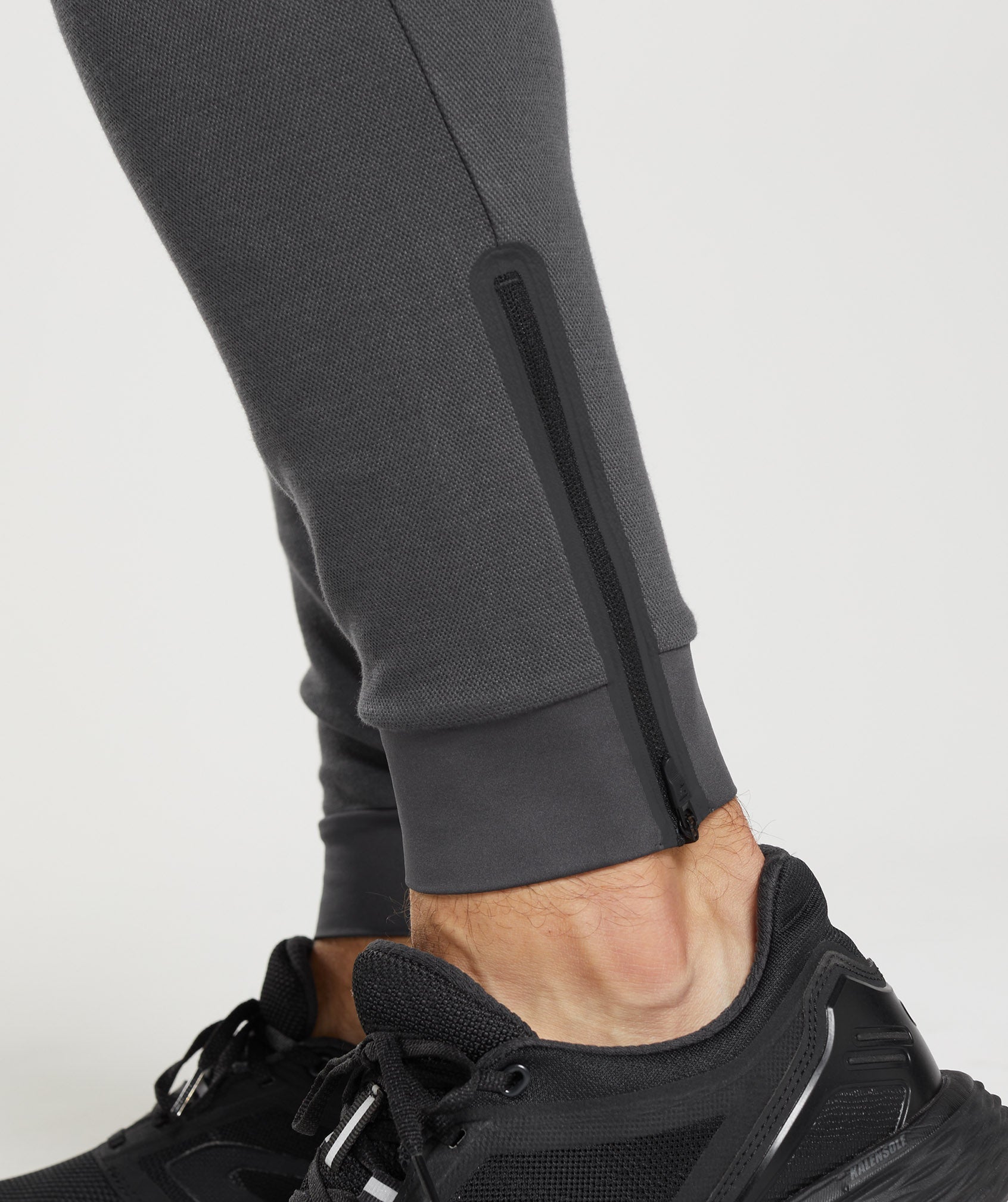 gymshark-apex-technical-joggers-onyx-grey-ss22