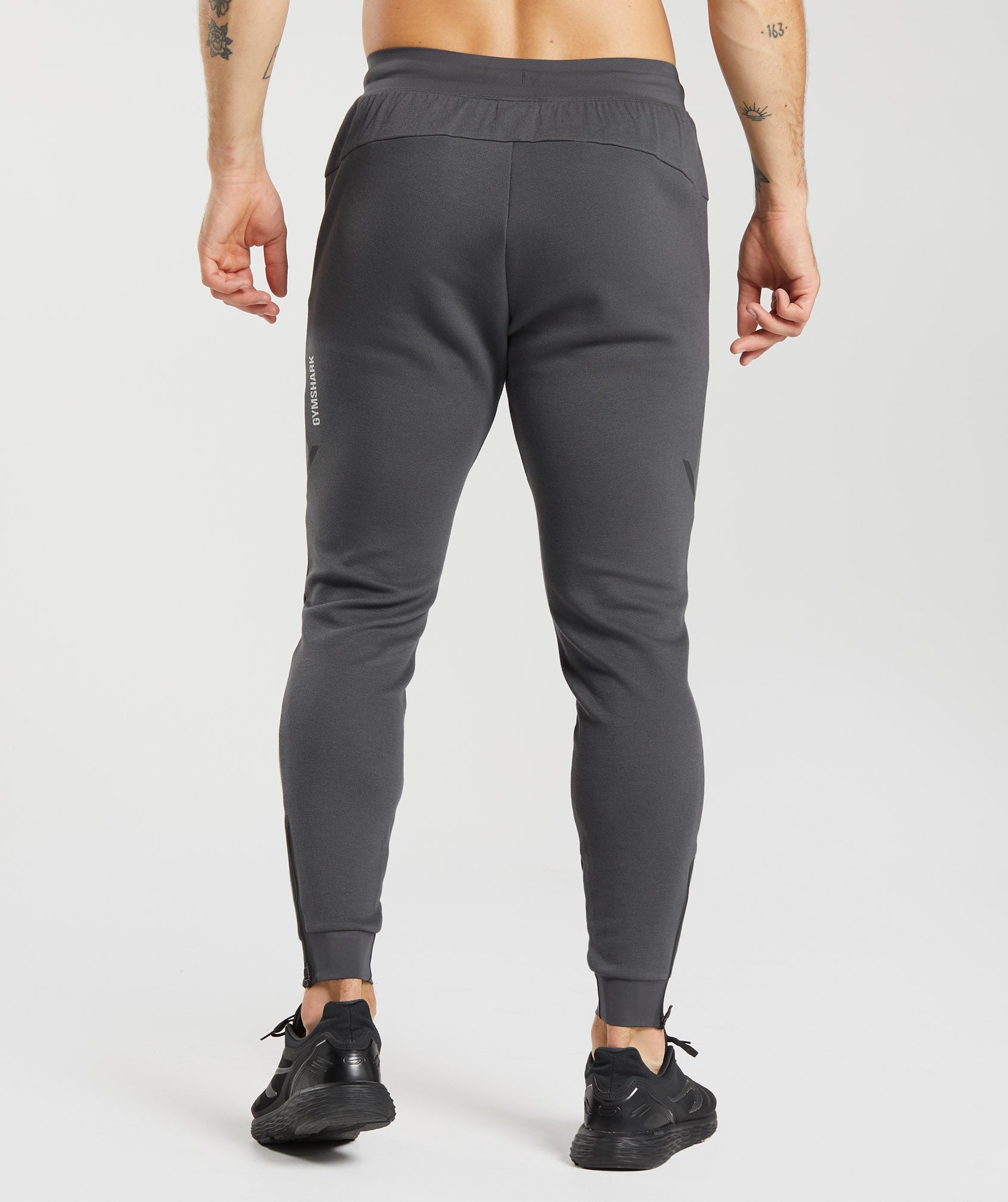 gymshark-apex-technical-joggers-onyx-grey-ss22