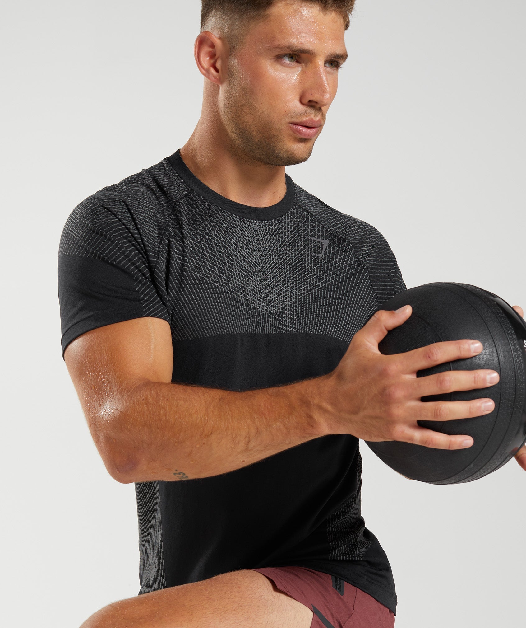 gymshark-apex-seamless-t-shirt-black-silhouette-grey-aw22