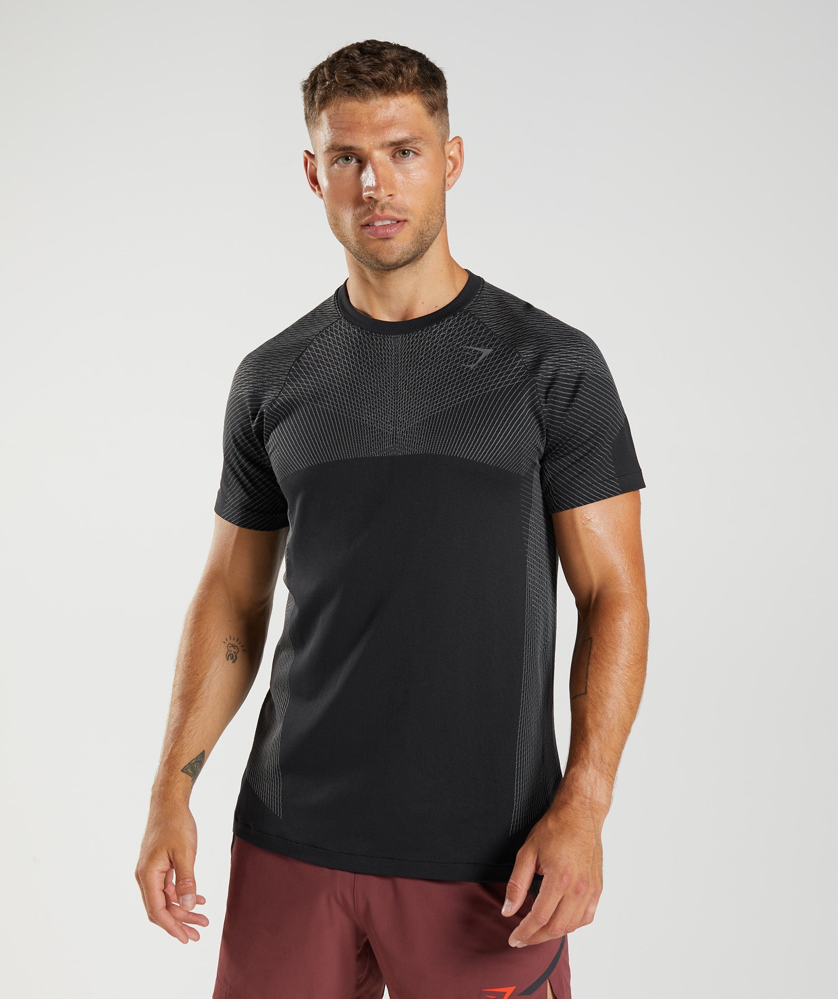 gymshark-apex-seamless-t-shirt-black-silhouette-grey-aw22