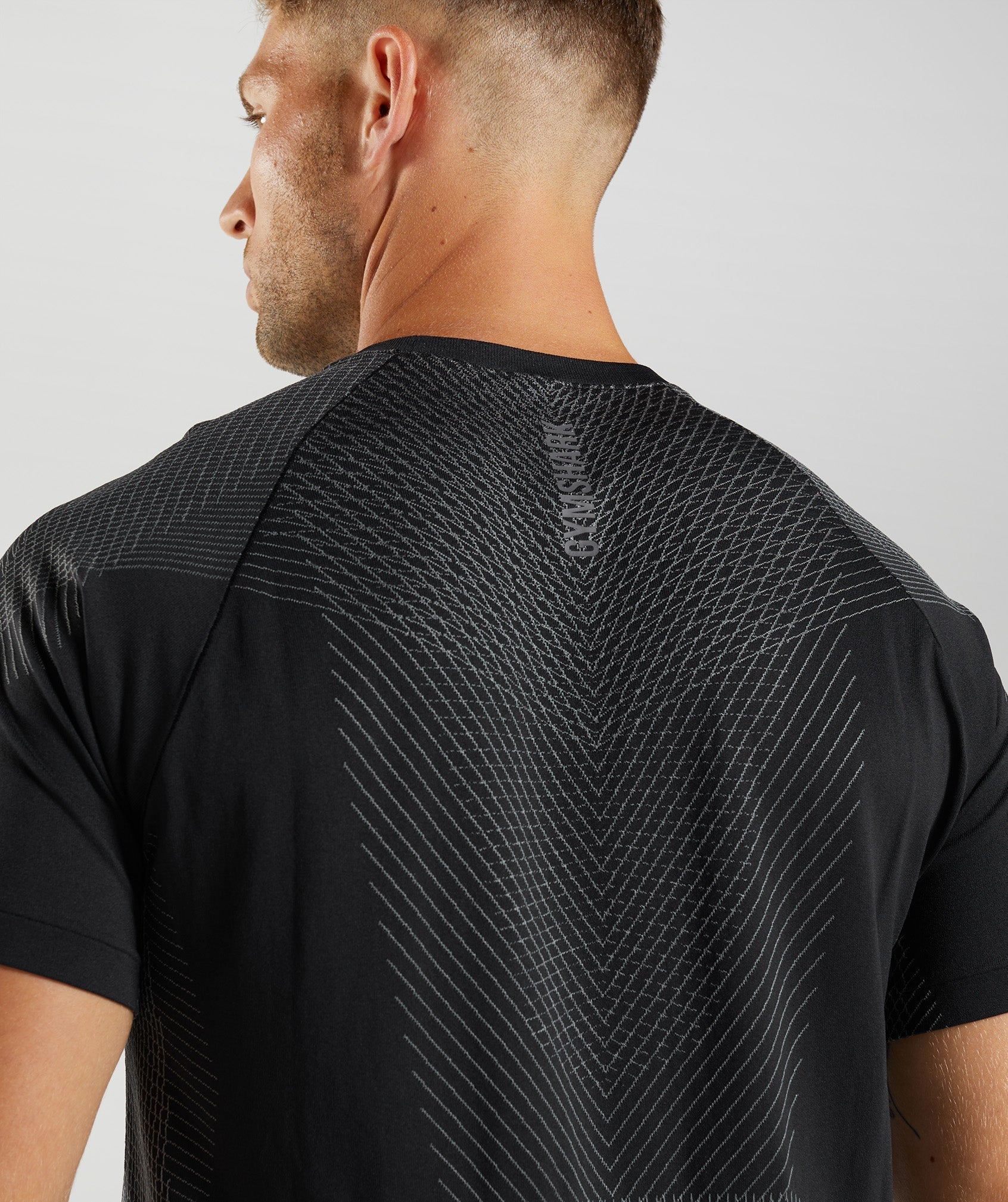 gymshark-apex-seamless-t-shirt-black-silhouette-grey-aw22