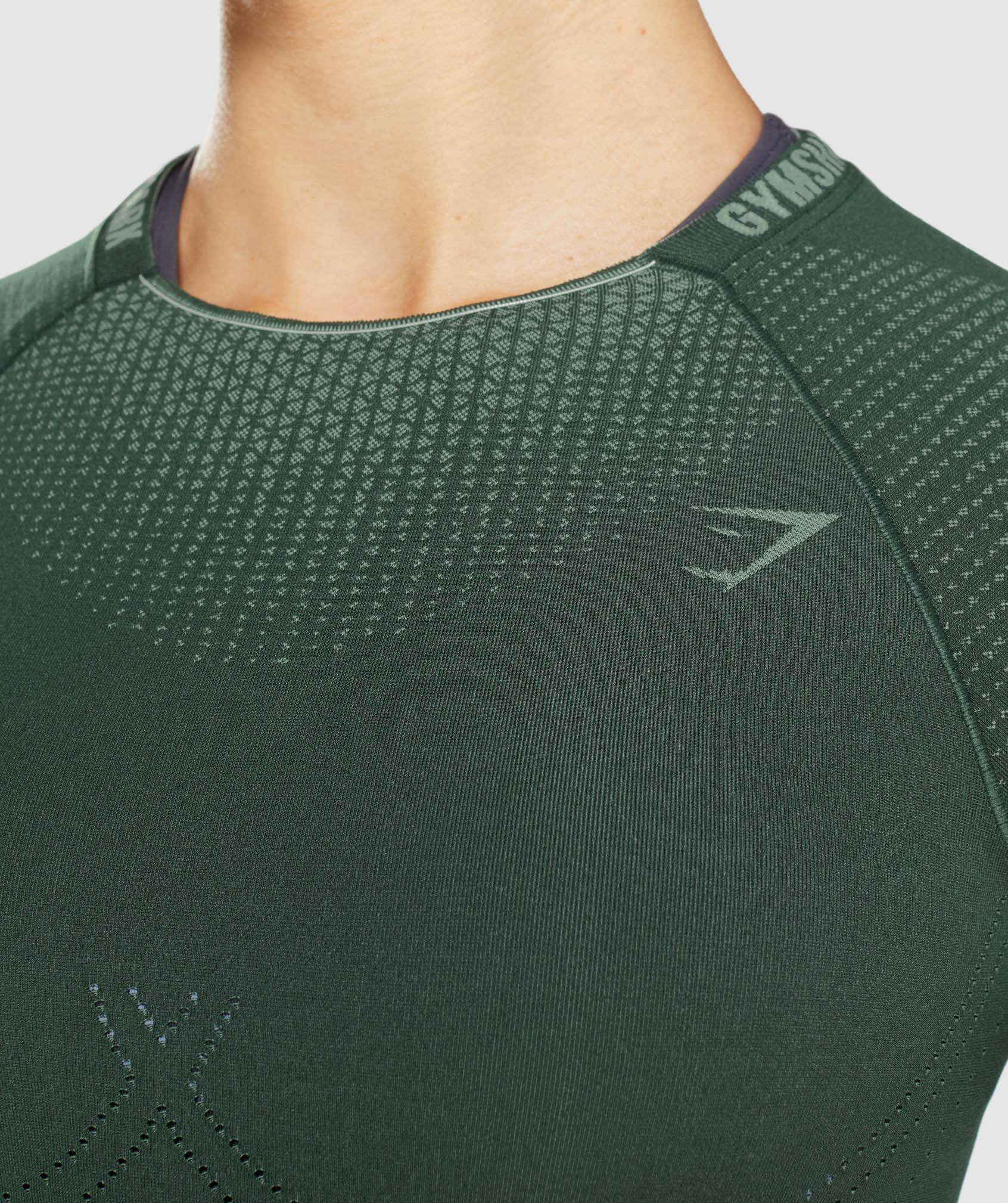 gymshark-apex-seamless-crop-top-obsidian-green-cucumber-green-ss22