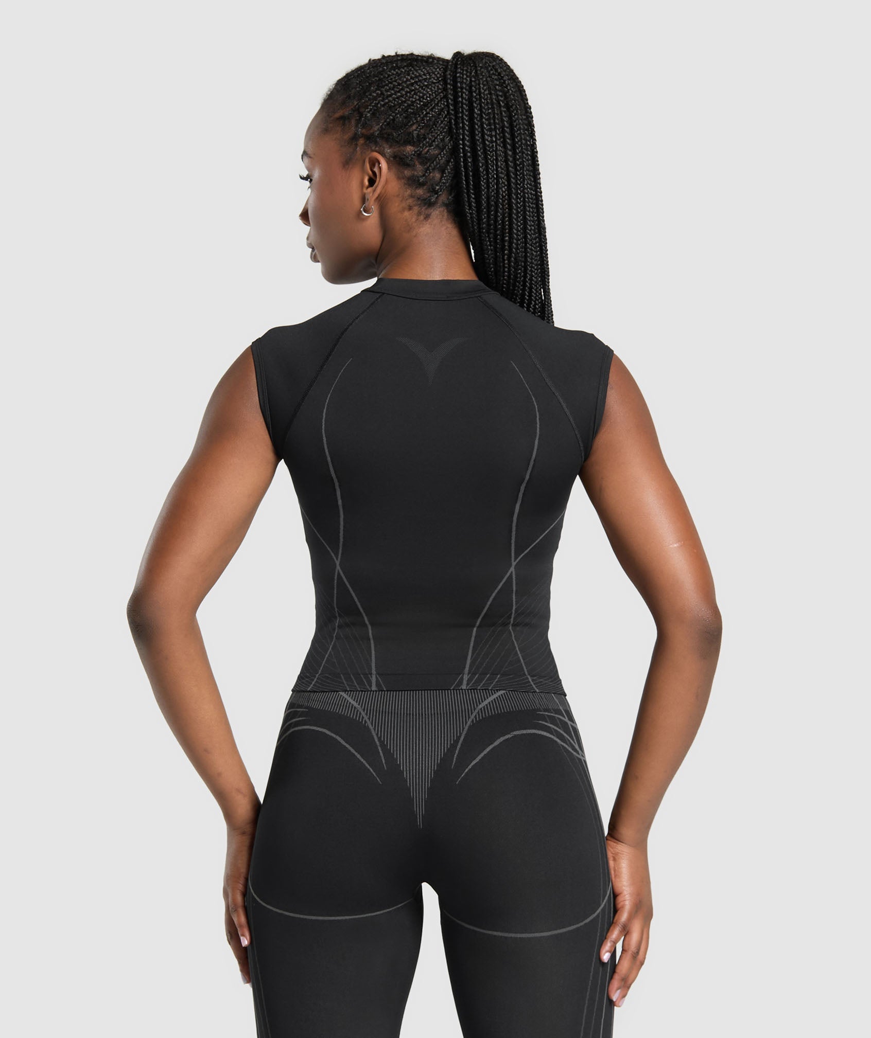 gymshark-apex-seamless-midi-t-shirt-black-graphite-grey-ss25