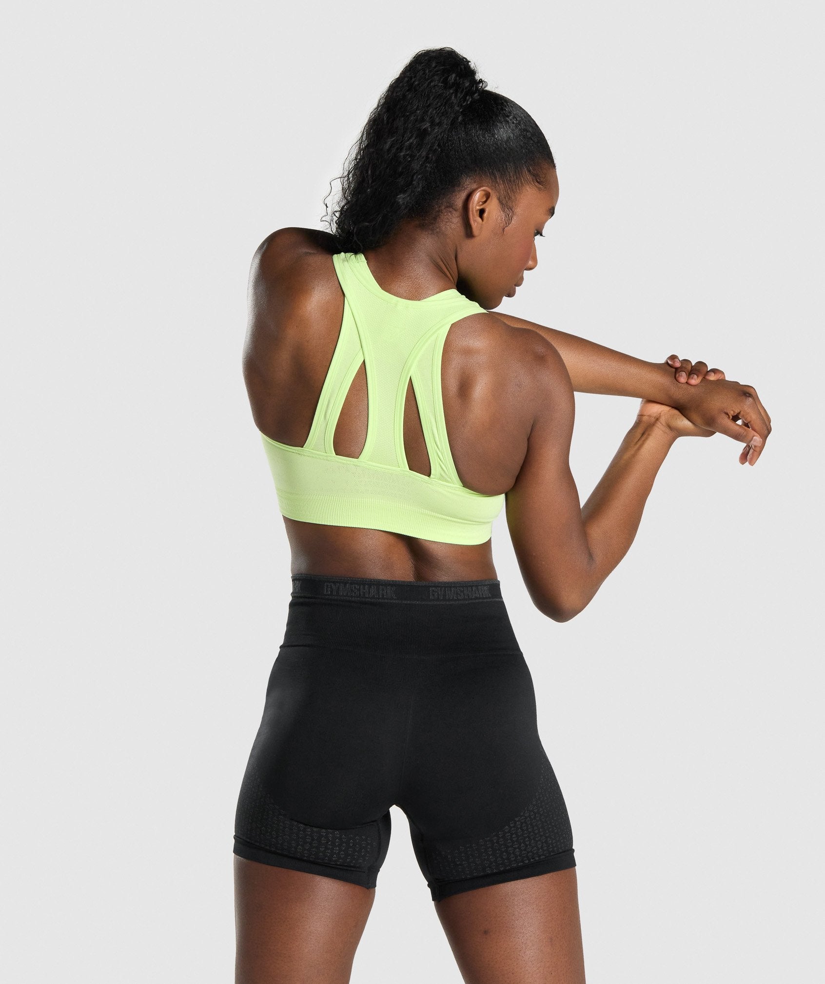 gymshark-apex-seamless-sports-bra-green-light-green