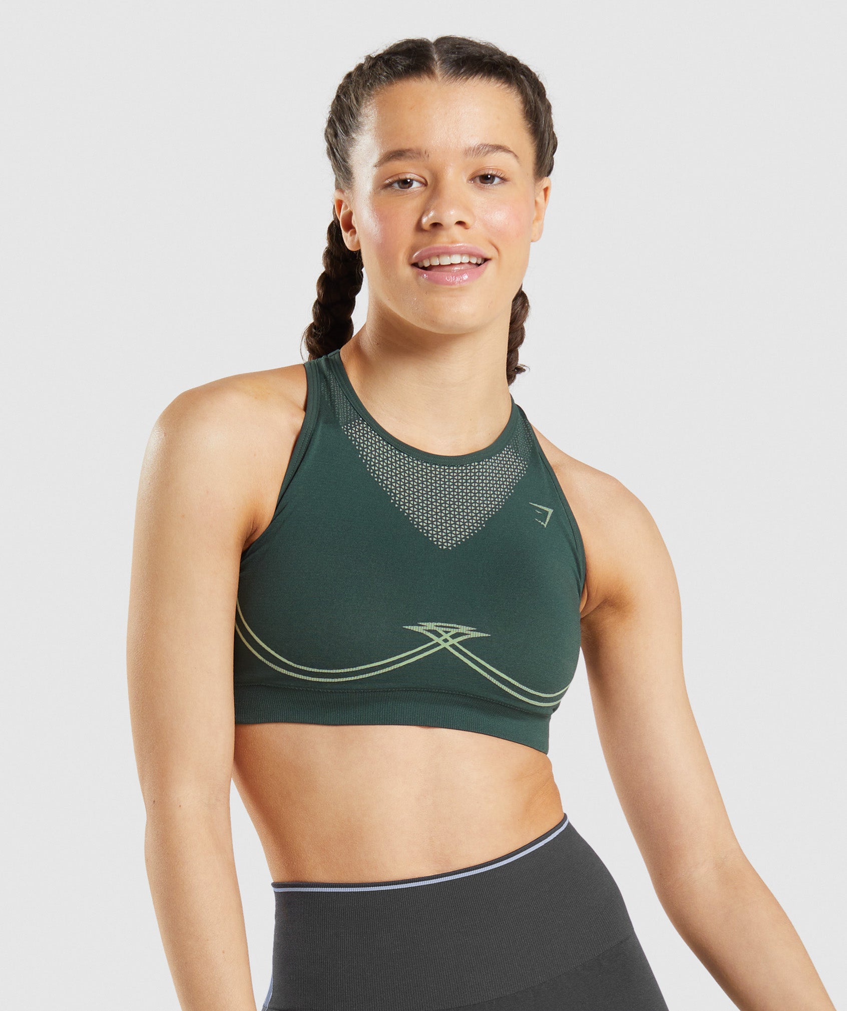 gymshark-apex-seamless-sports-bra-obsidian-green-cucumber-green-ss22