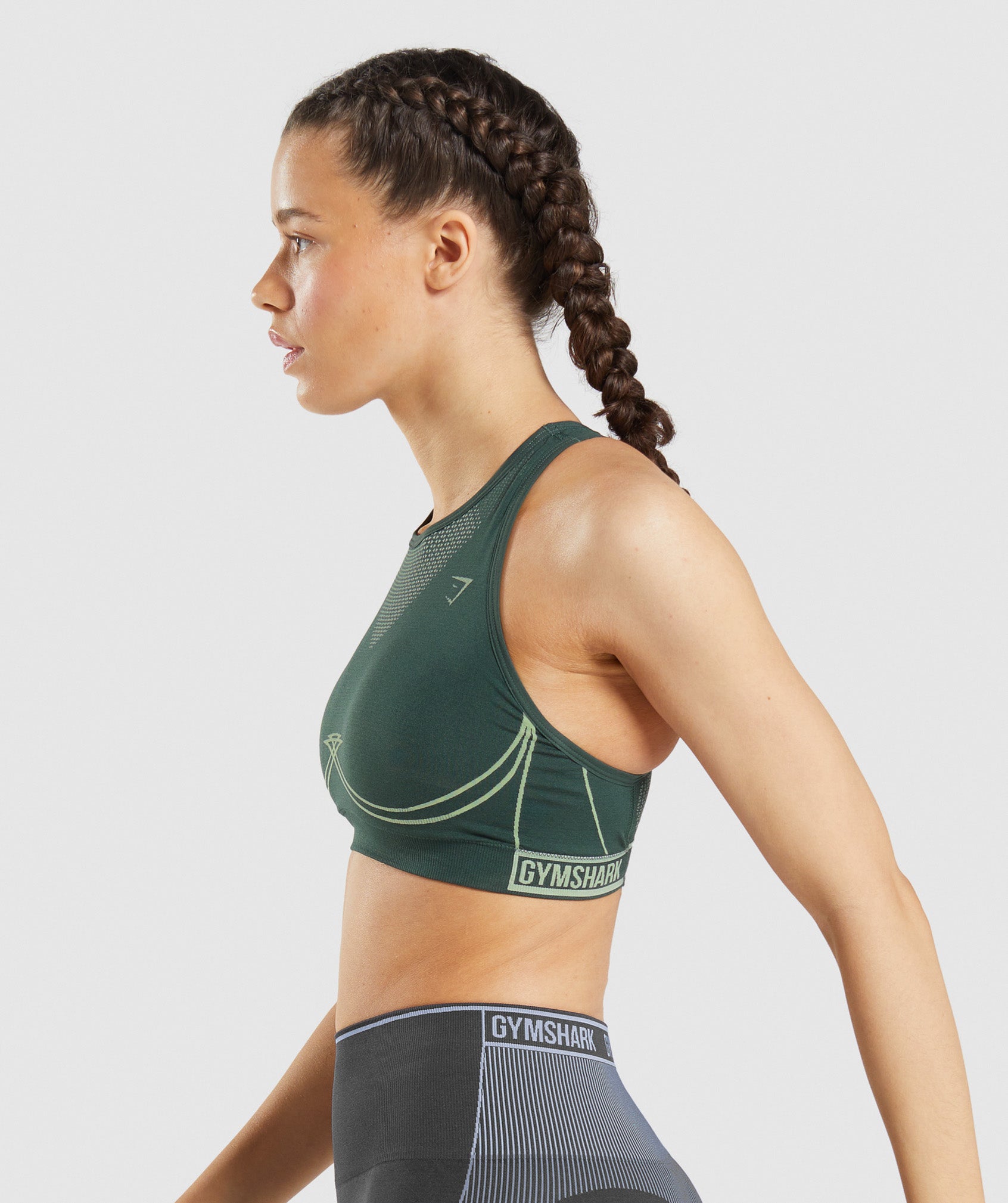 gymshark-apex-seamless-sports-bra-obsidian-green-cucumber-green-ss22