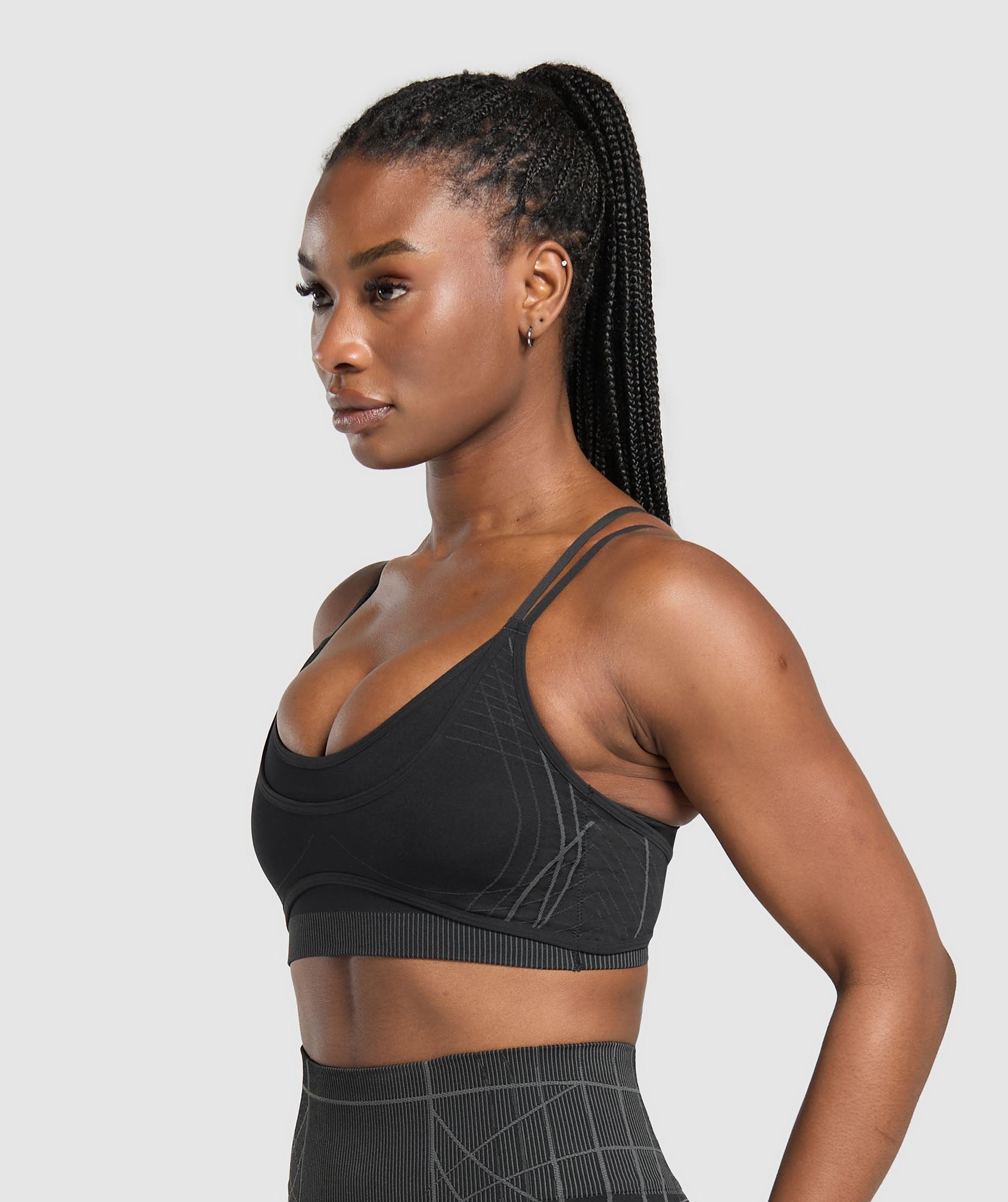 gymshark-apex-seamless-strappy-sports-bra-black-graphite-grey-ss25