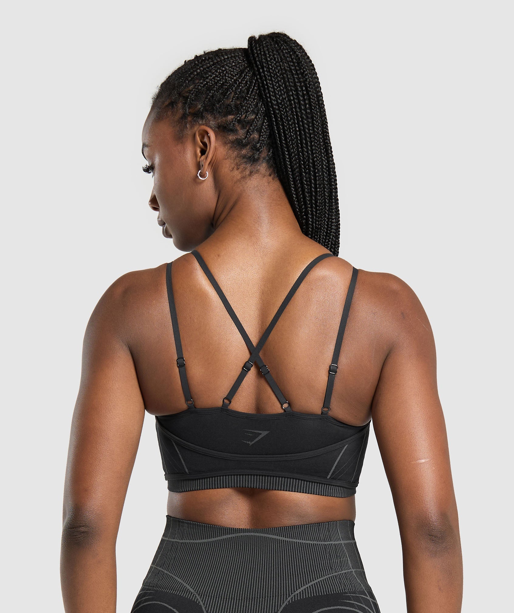 gymshark-apex-seamless-strappy-sports-bra-black-graphite-grey-ss25