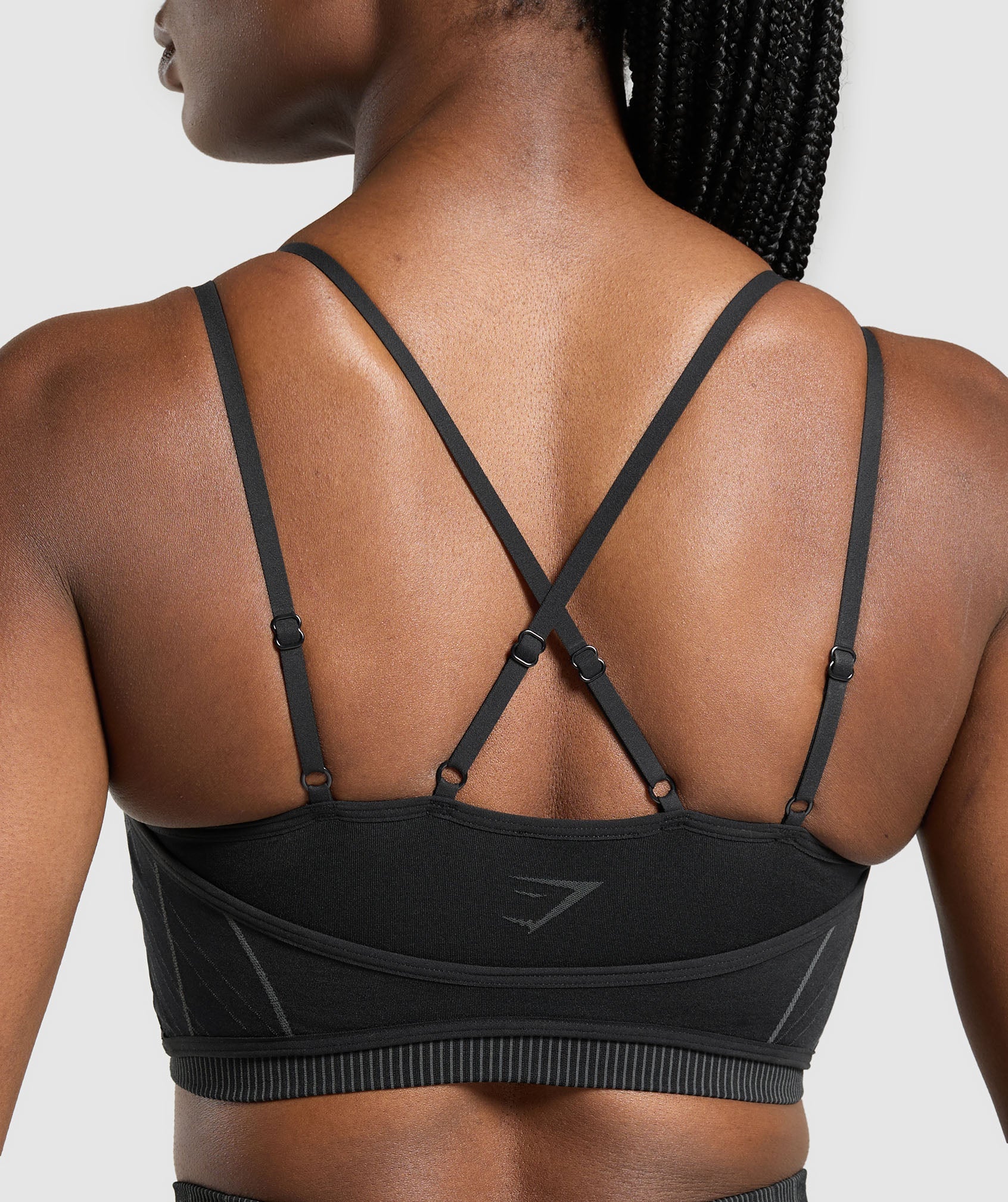 gymshark-apex-seamless-strappy-sports-bra-black-graphite-grey-ss25