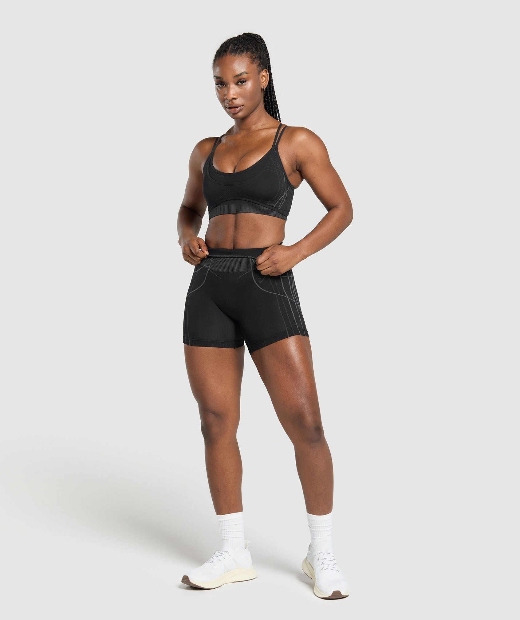 gymshark-apex-seamless-strappy-sports-bra-black-graphite-grey-ss25