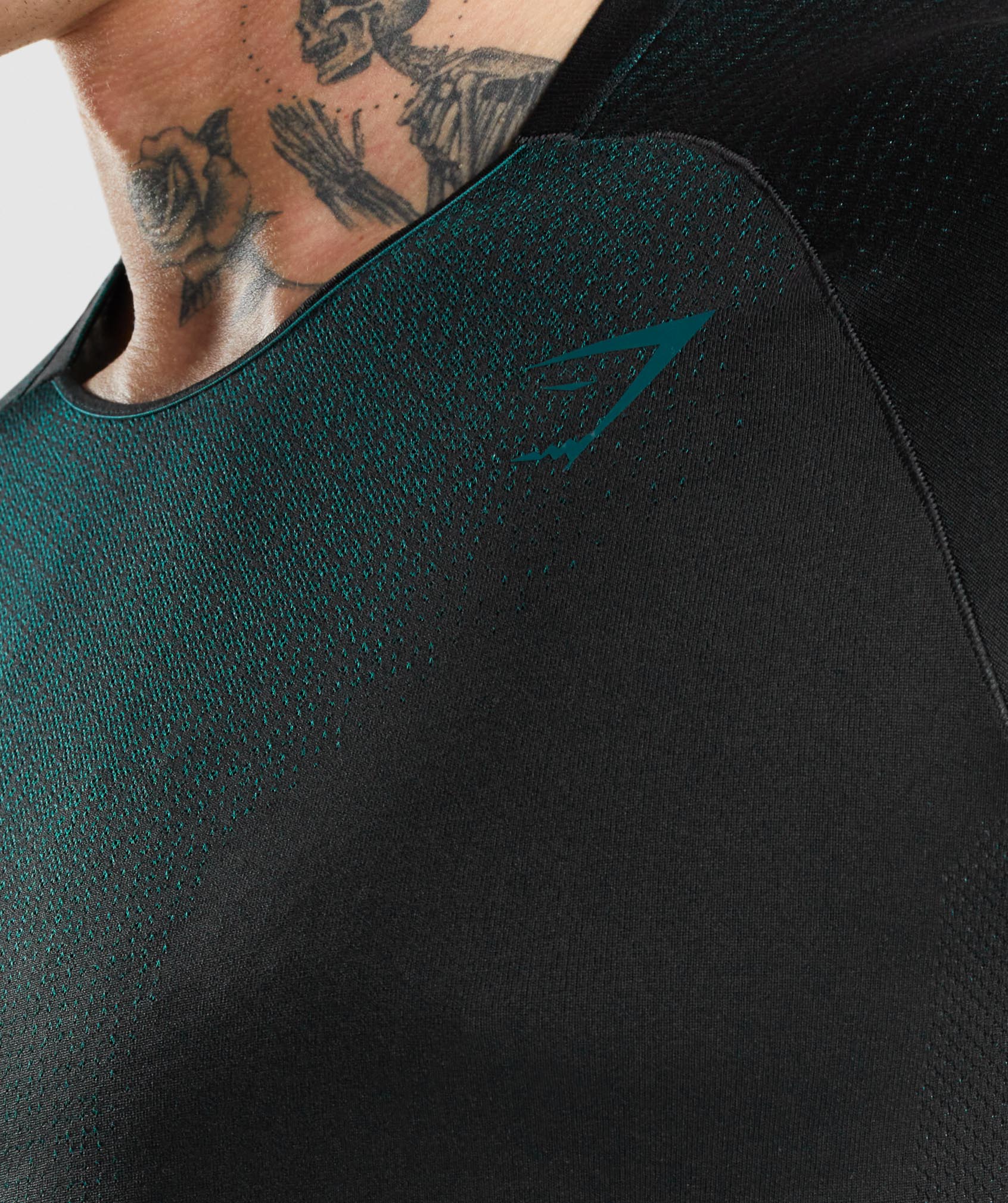 gymshark-apex-contrast-t-shirt-black-teal-aw21