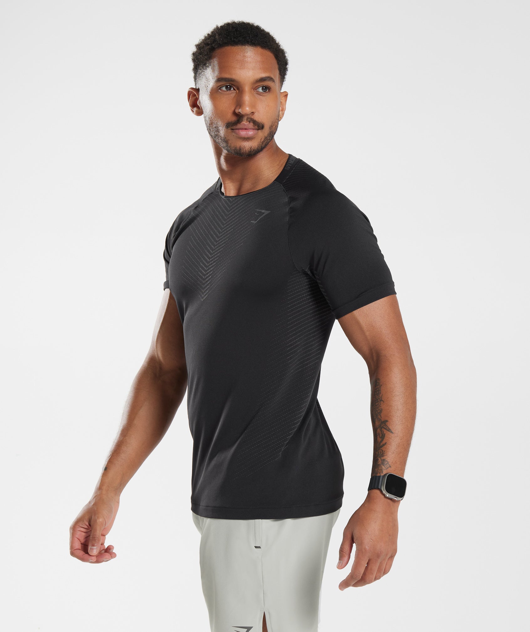 gymshark-apex-seamless-t-shirt-black-silhouette-grey-ss23