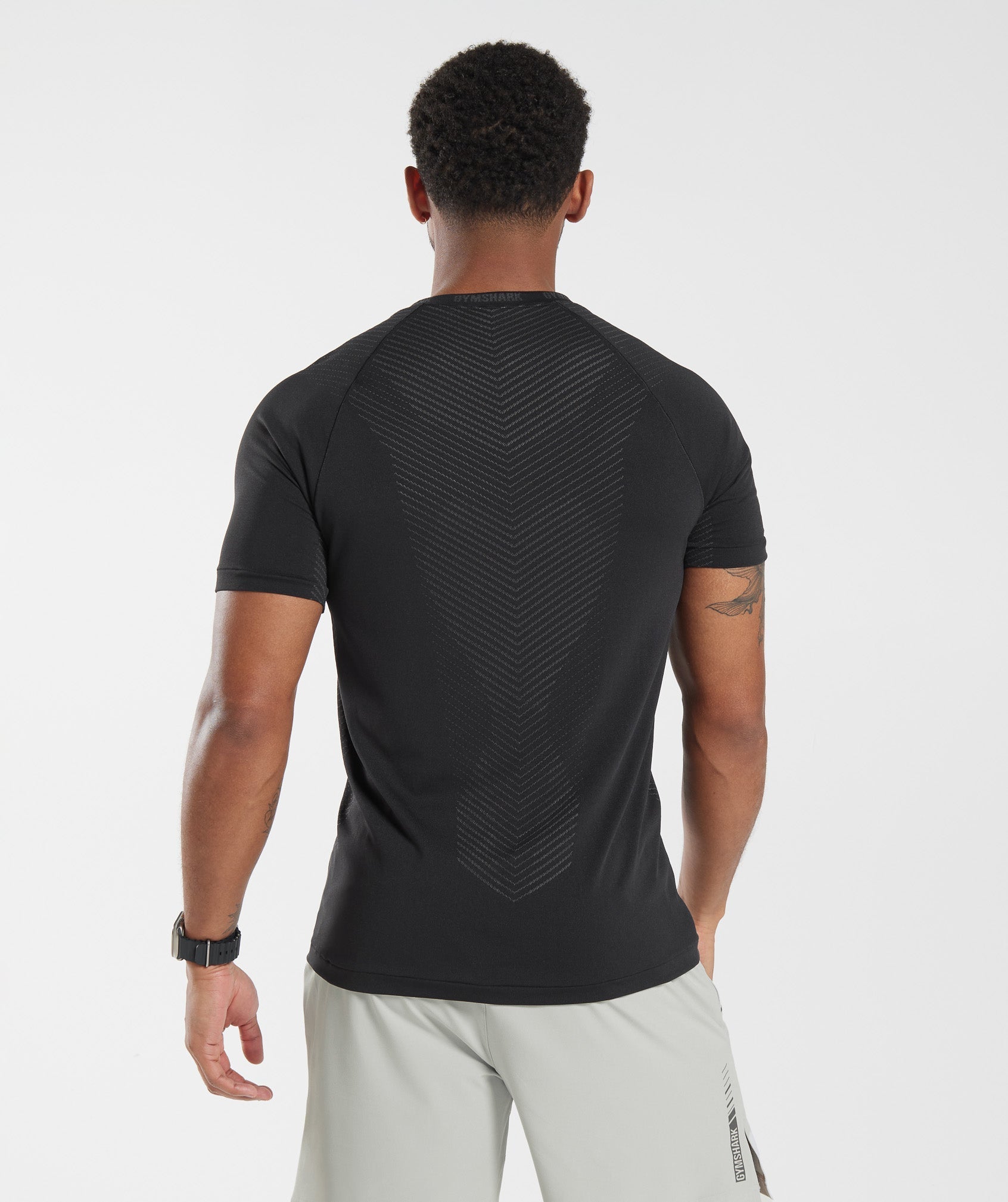 gymshark-apex-seamless-t-shirt-black-silhouette-grey-ss23