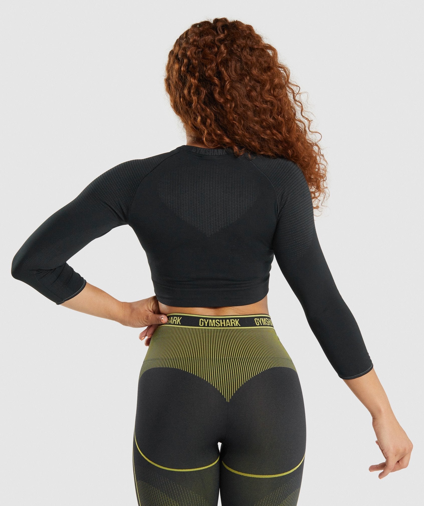 gymshark-apex-seamless-crop-top-black-aw21