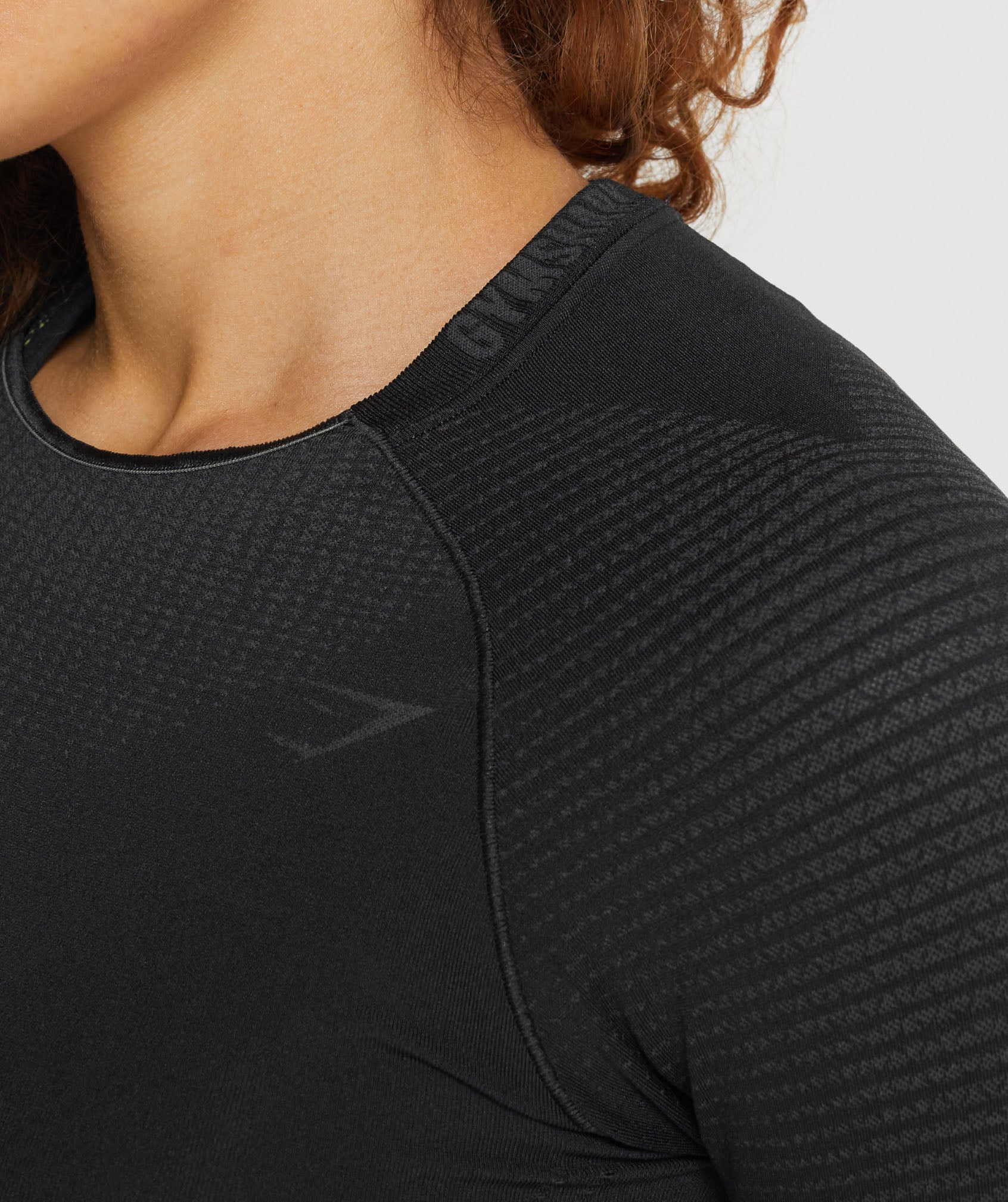 gymshark-apex-seamless-crop-top-black-aw21