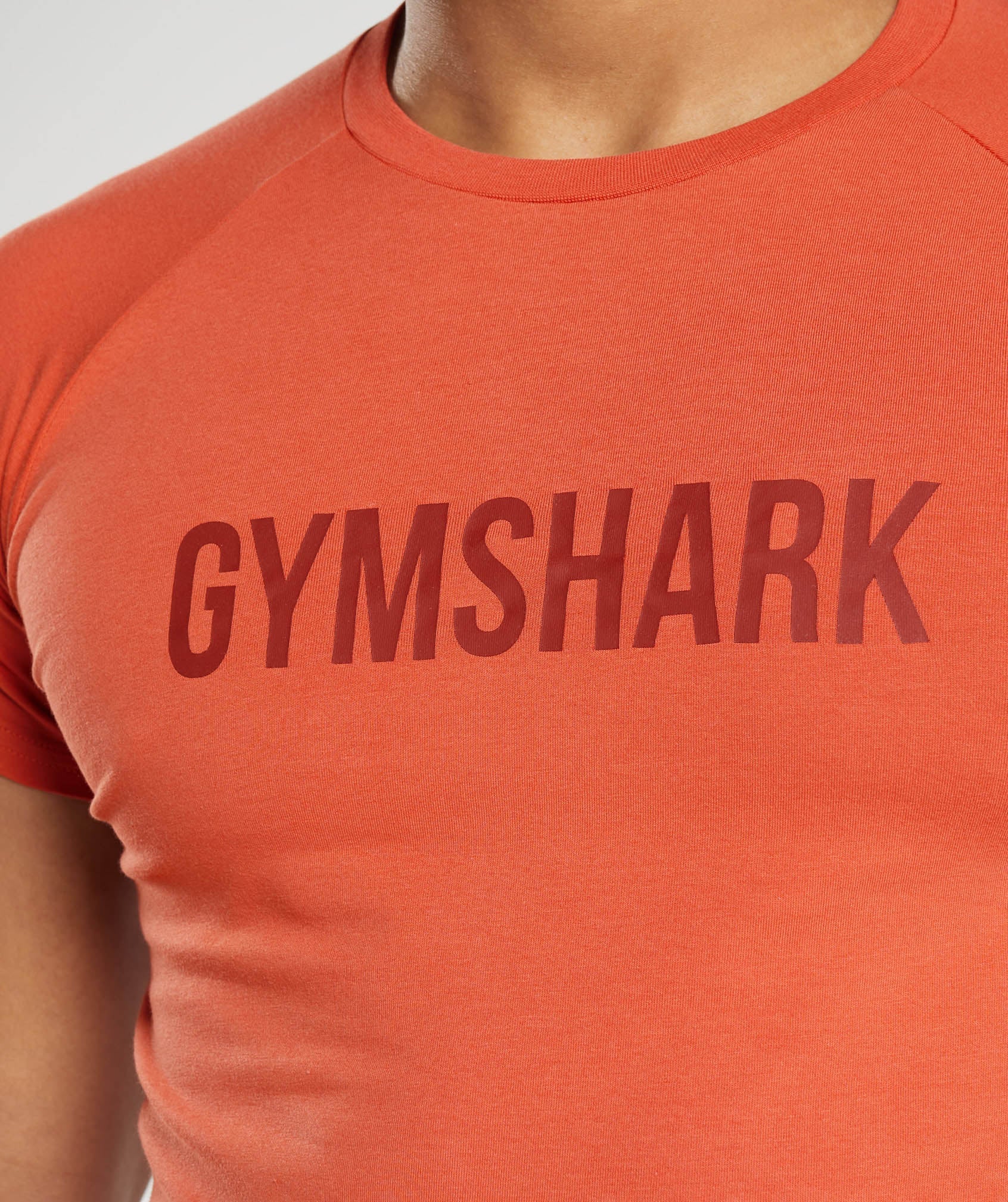 gymshark-apollo-muscle-fit-t-shirt-storm-red-logo-aw22