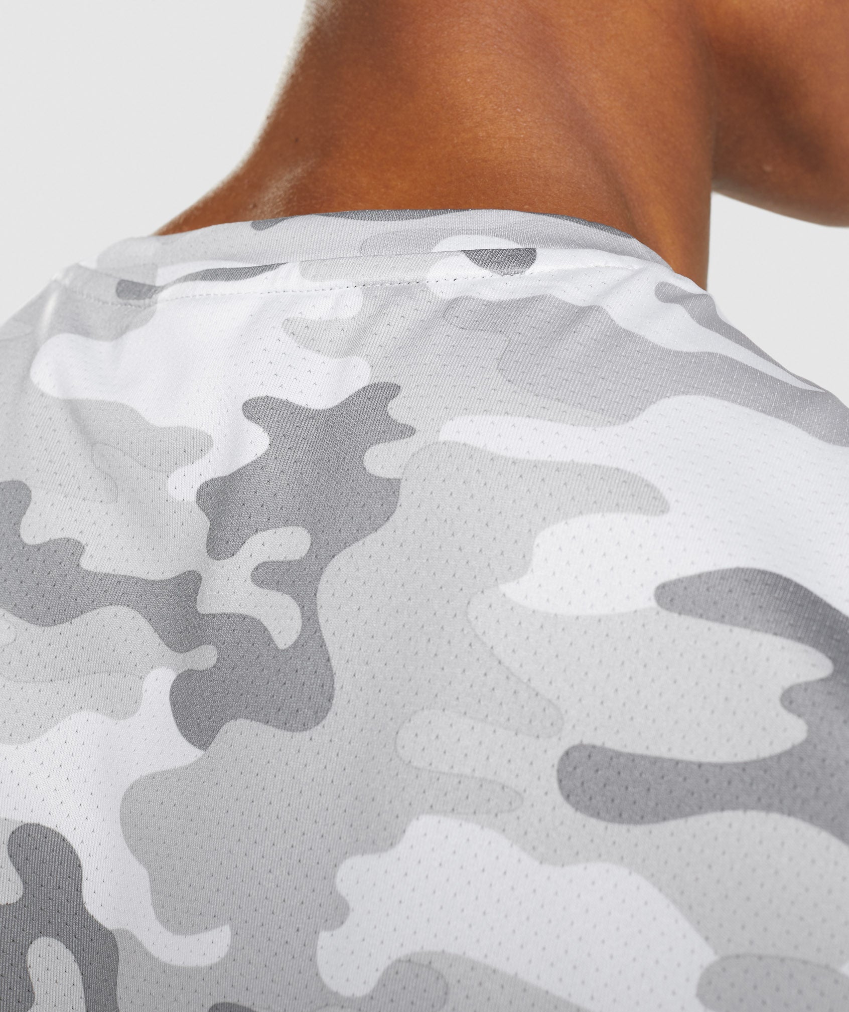 gymshark-arrival-t-shirt-light-grey-print-ss22