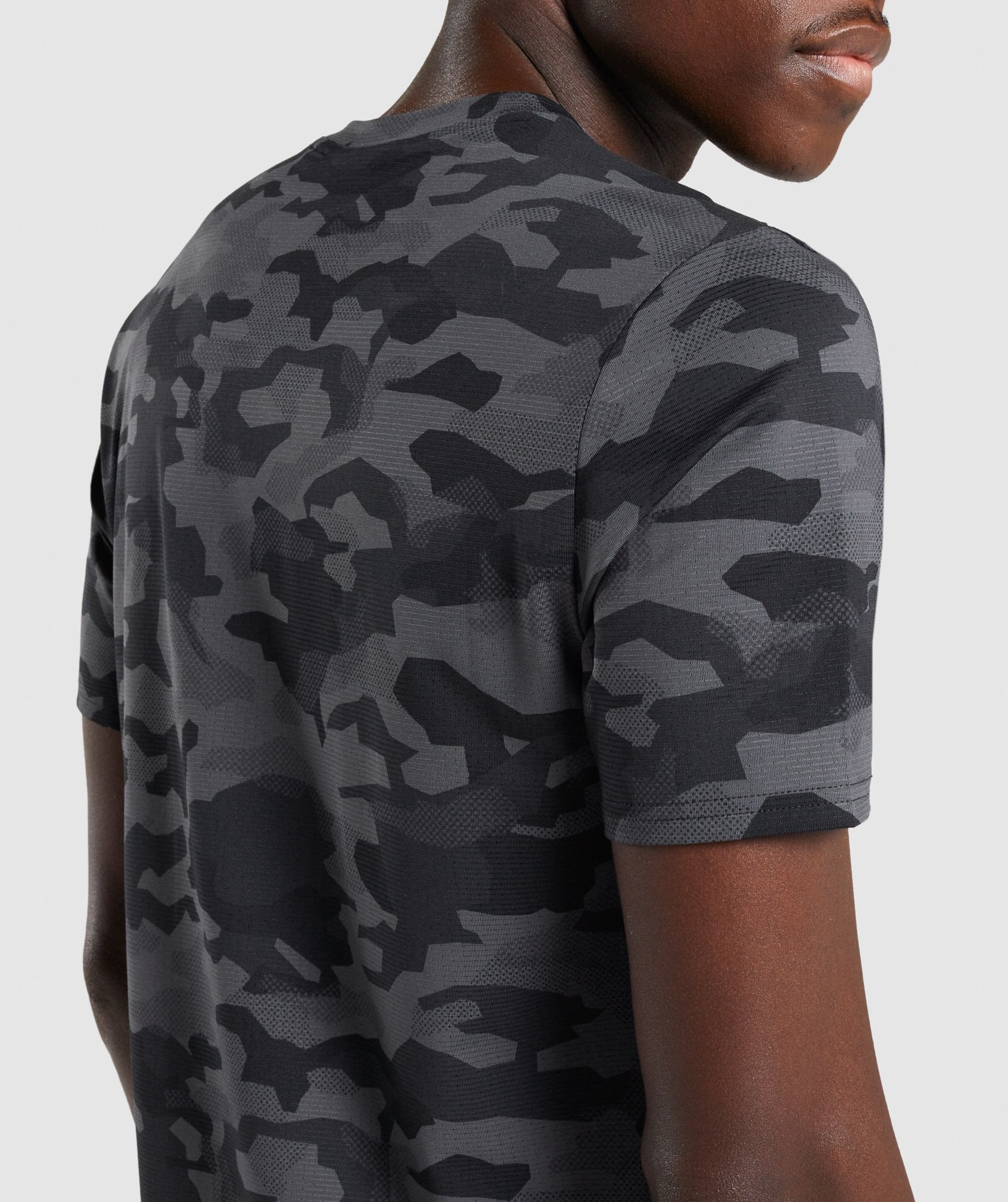 gymshark-arrival-t-shirt-black-grey-camo