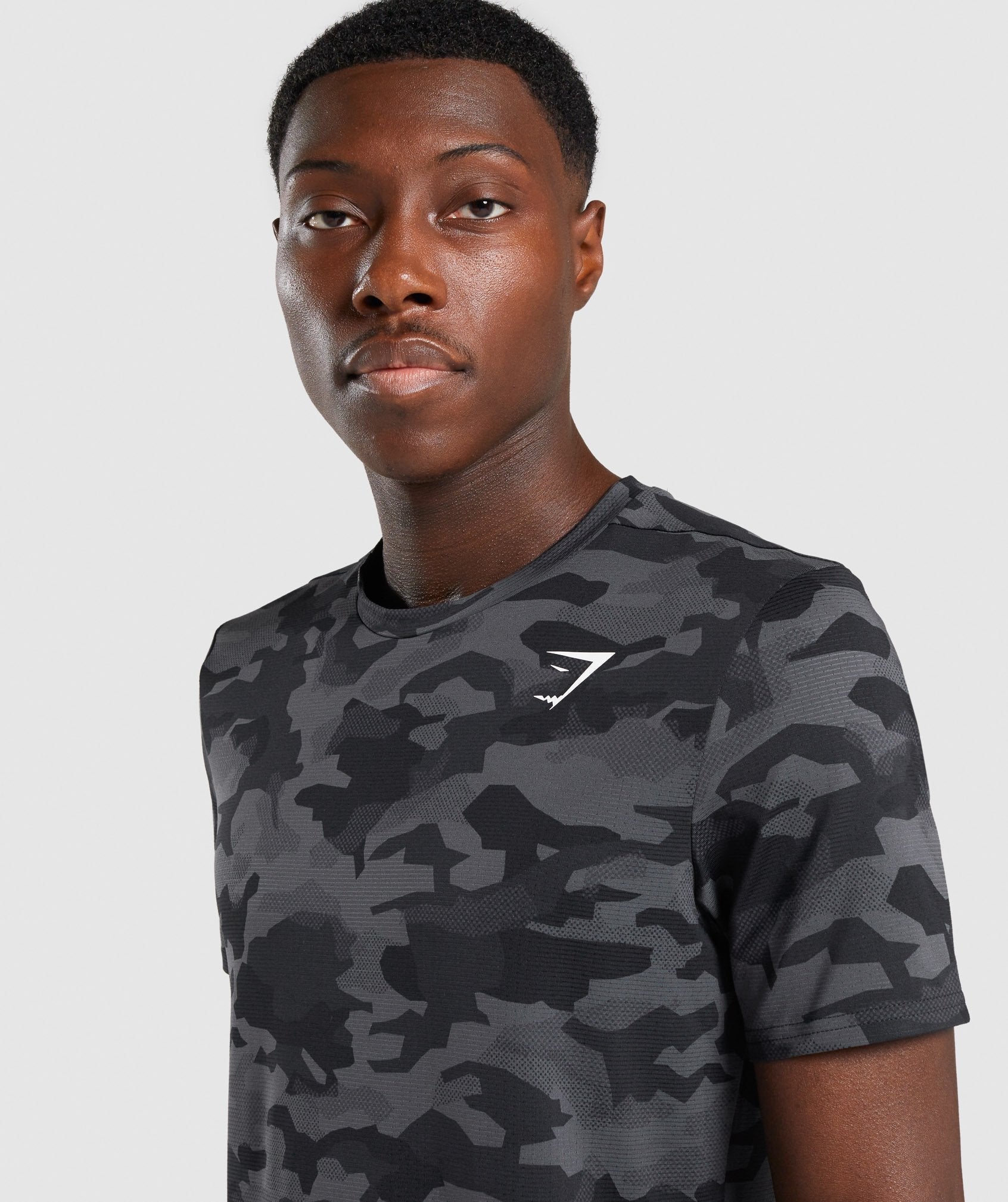 gymshark-arrival-t-shirt-black-grey-camo