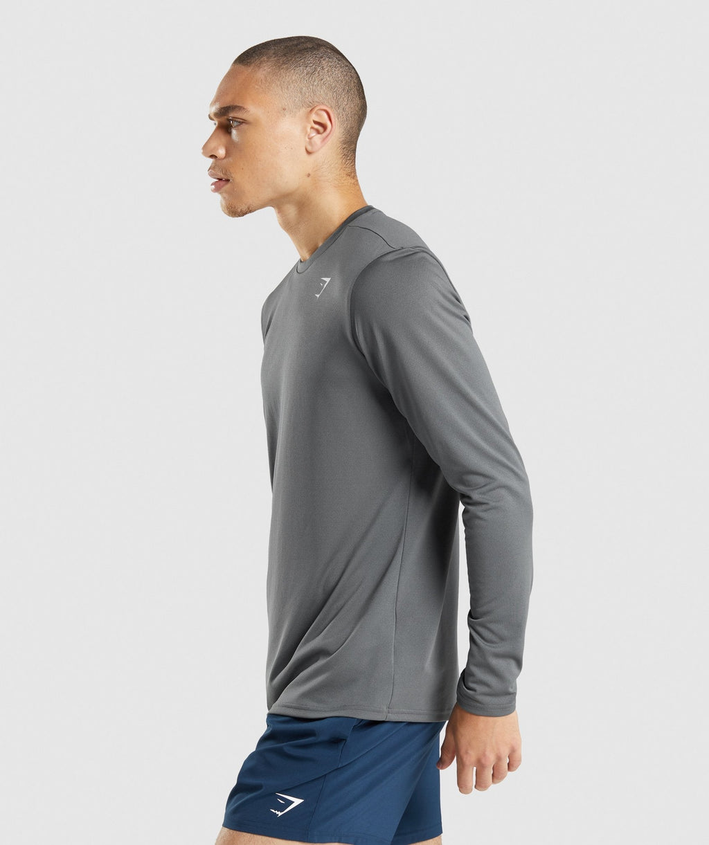gymshark-arrival-long-sleeve-t-shirt-charcoal-gsaw21