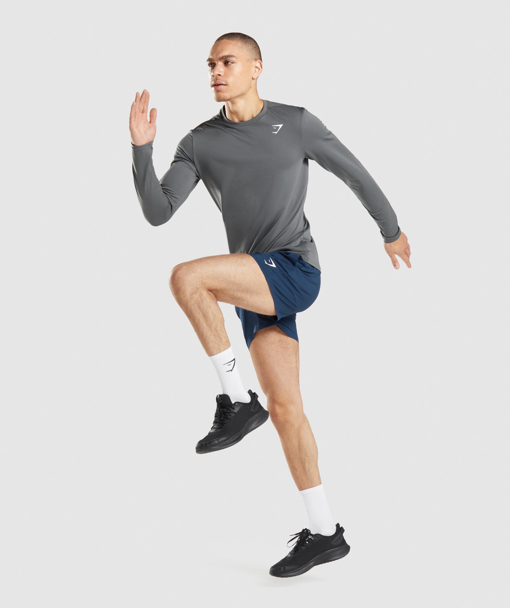 gymshark-arrival-long-sleeve-t-shirt-charcoal-gsaw21
