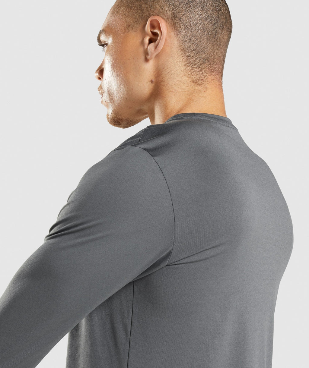 gymshark-arrival-long-sleeve-t-shirt-charcoal-gsaw21