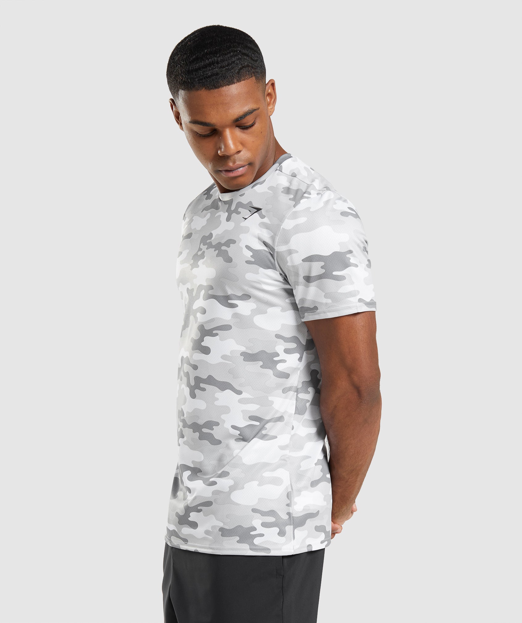 gymshark-arrival-t-shirt-light-grey-camo-ss22