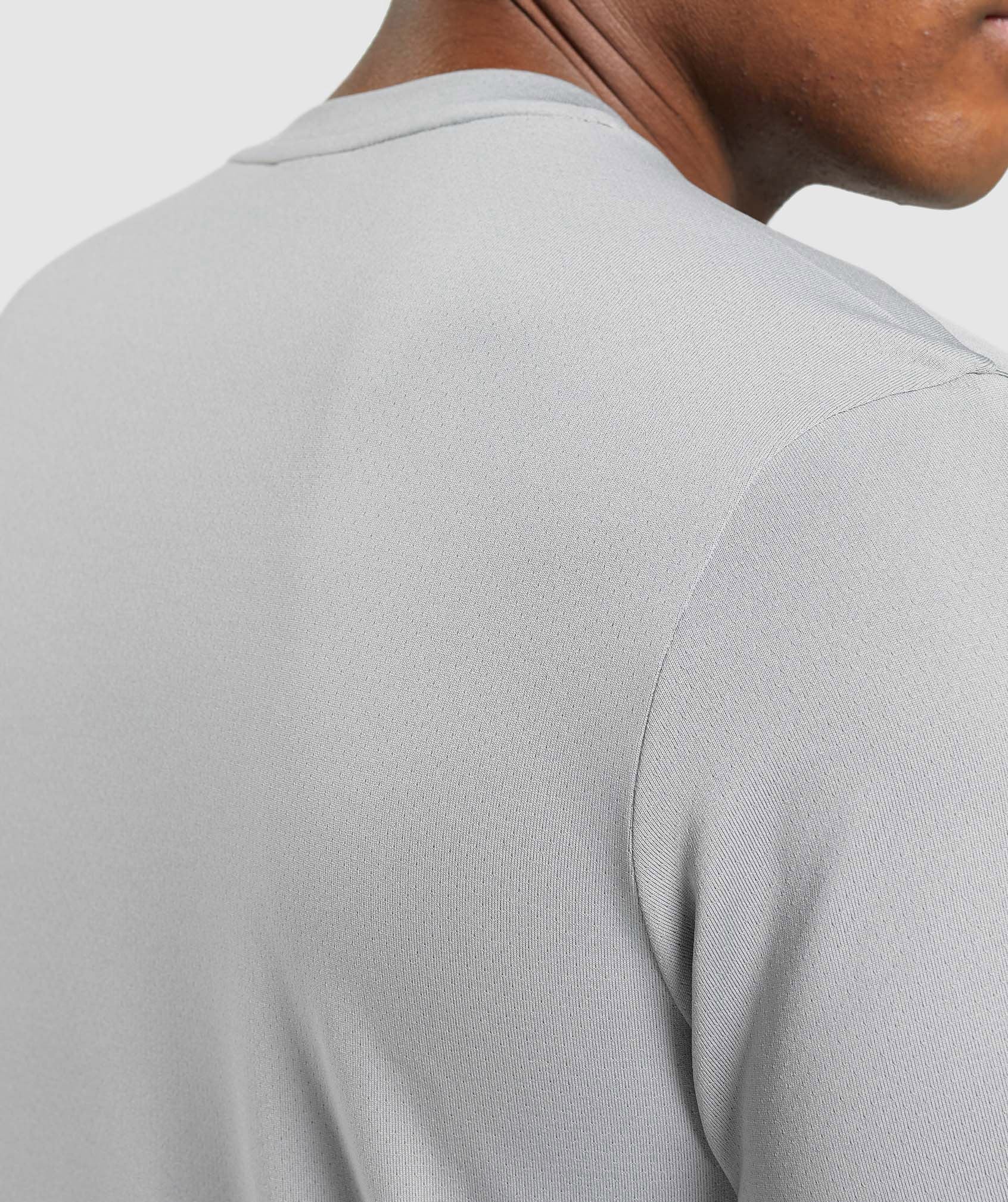 gymshark-arrival-t-shirt-smokey-grey-ss22