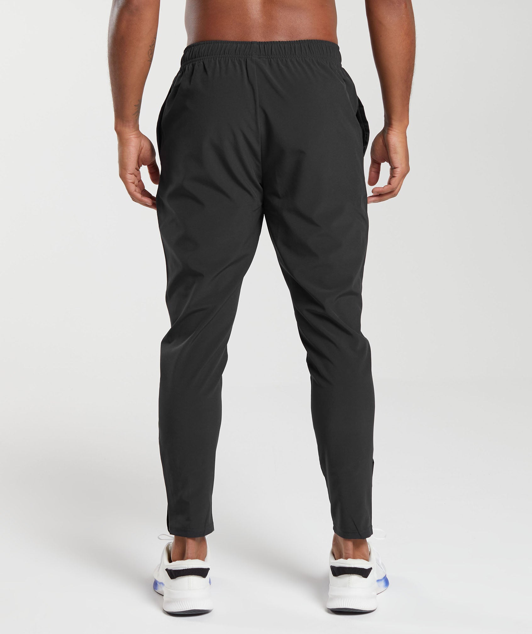 gymshark-arrival-woven-joggers-black-ss22