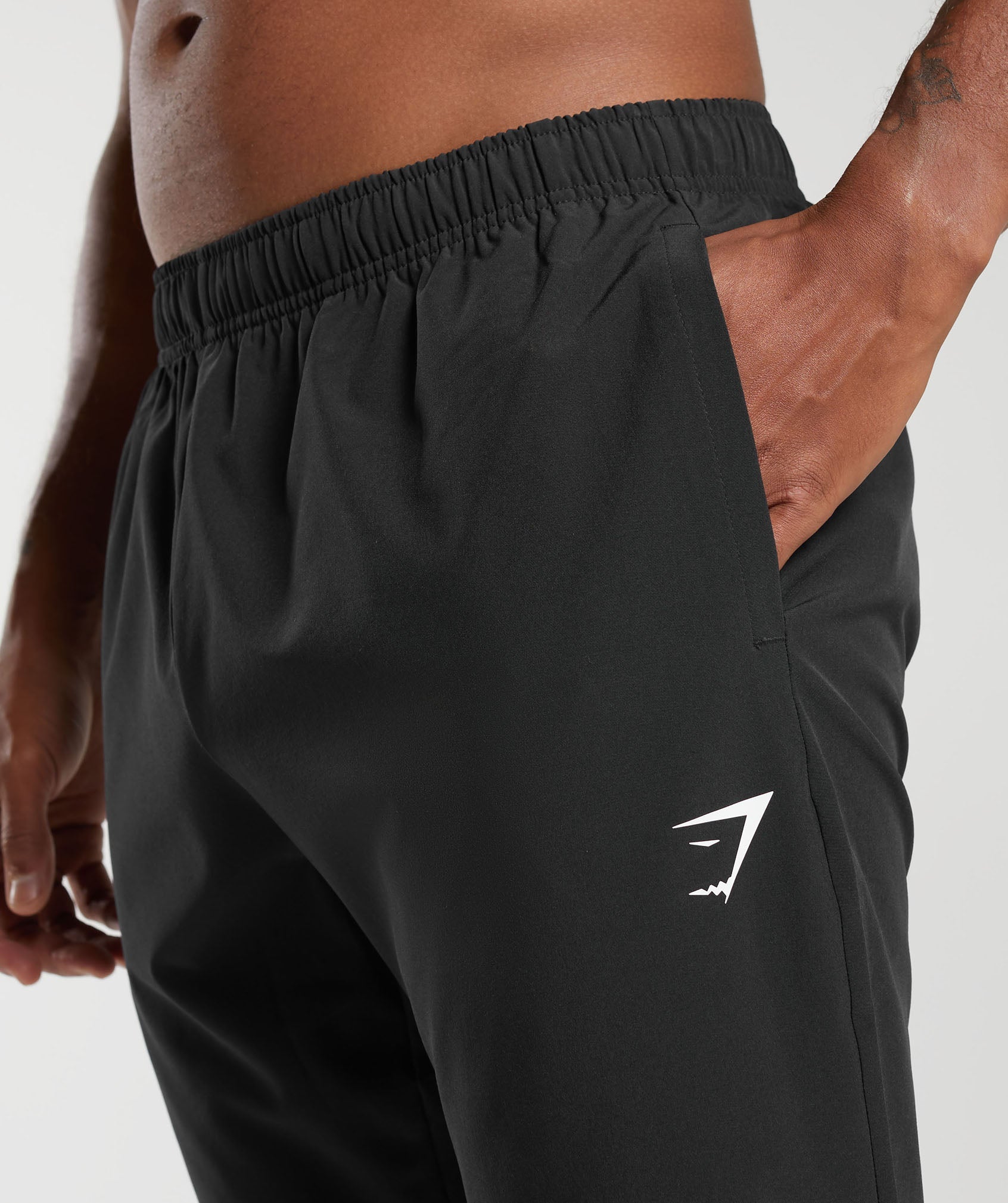 gymshark-arrival-woven-joggers-black-ss22