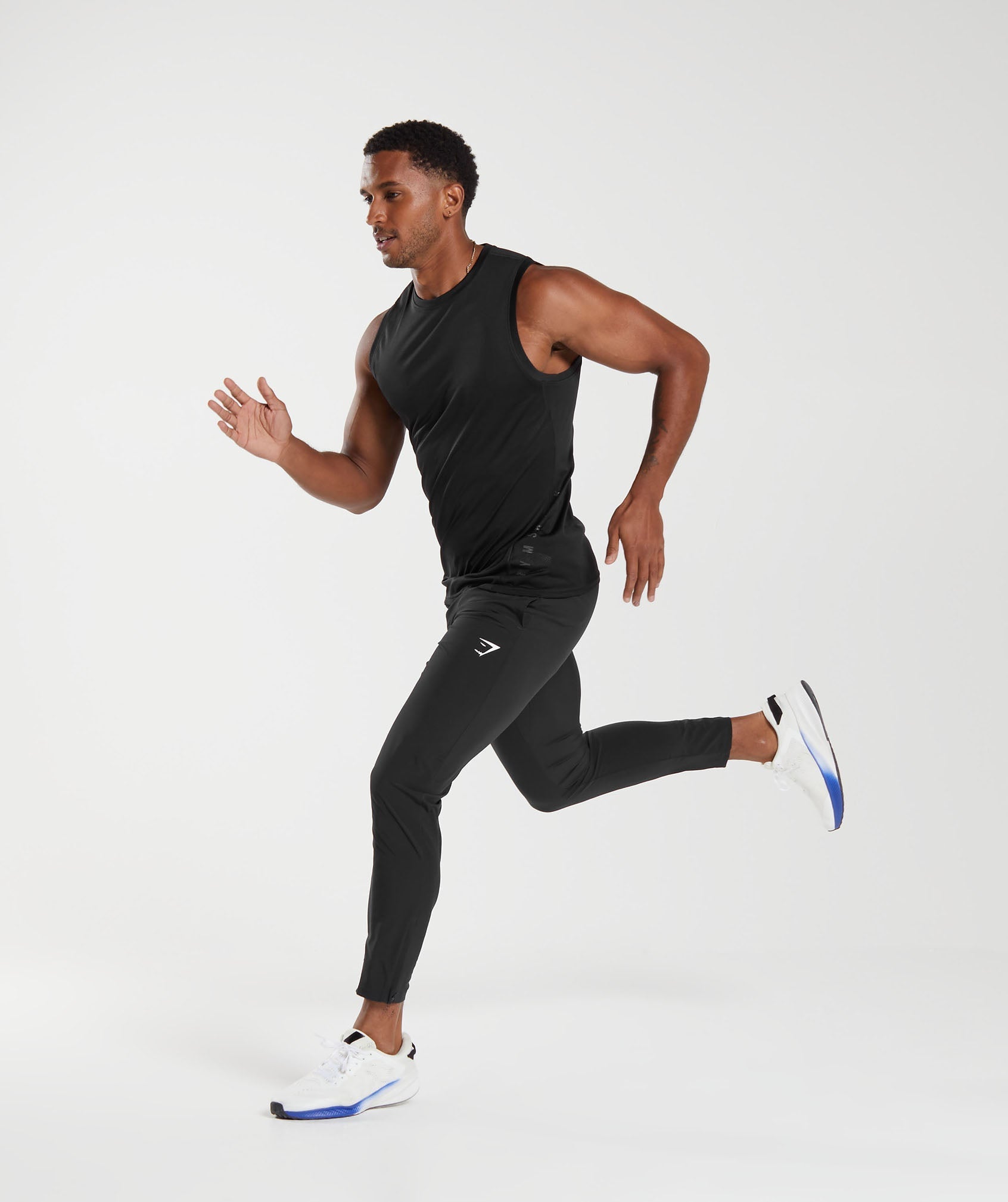 gymshark-arrival-woven-joggers-black-ss22