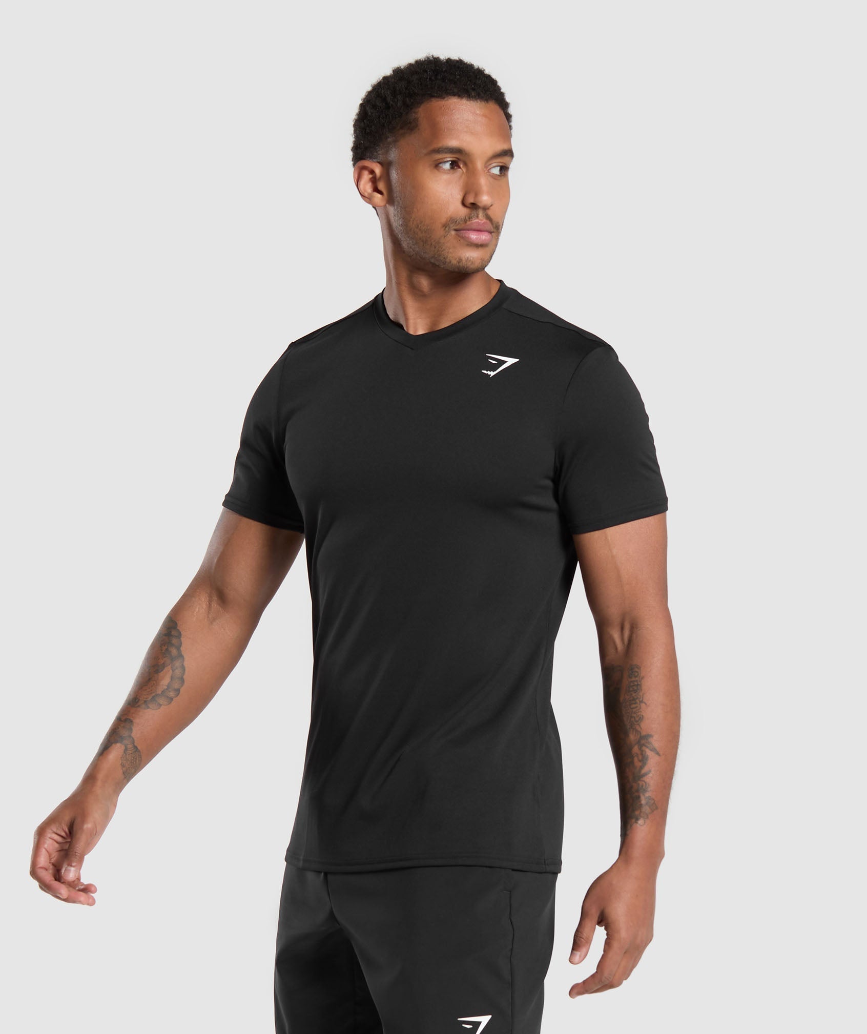 gymshark-arrival-v-neck-t-shirt-black-ss24